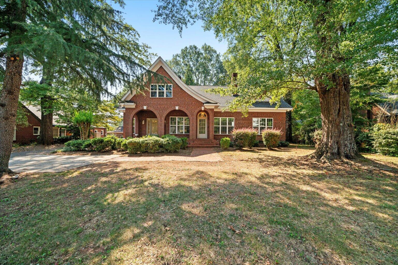 703 W Walnut Avenue