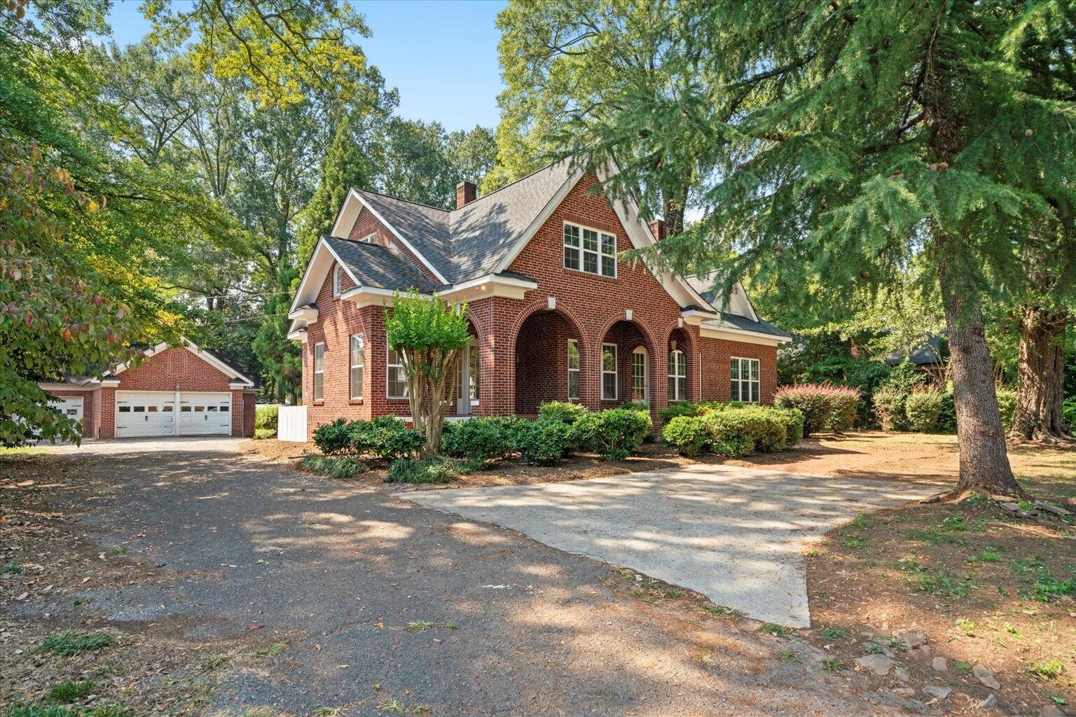 703 W Walnut Avenue