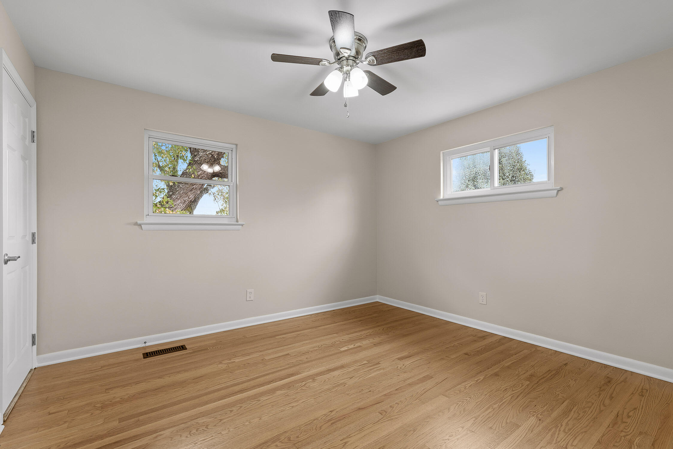 Chattanooga, Tennessee 37421, United States, 3 Bedrooms Bedrooms, ,2 BathroomsBathrooms,Residential,Active,34741