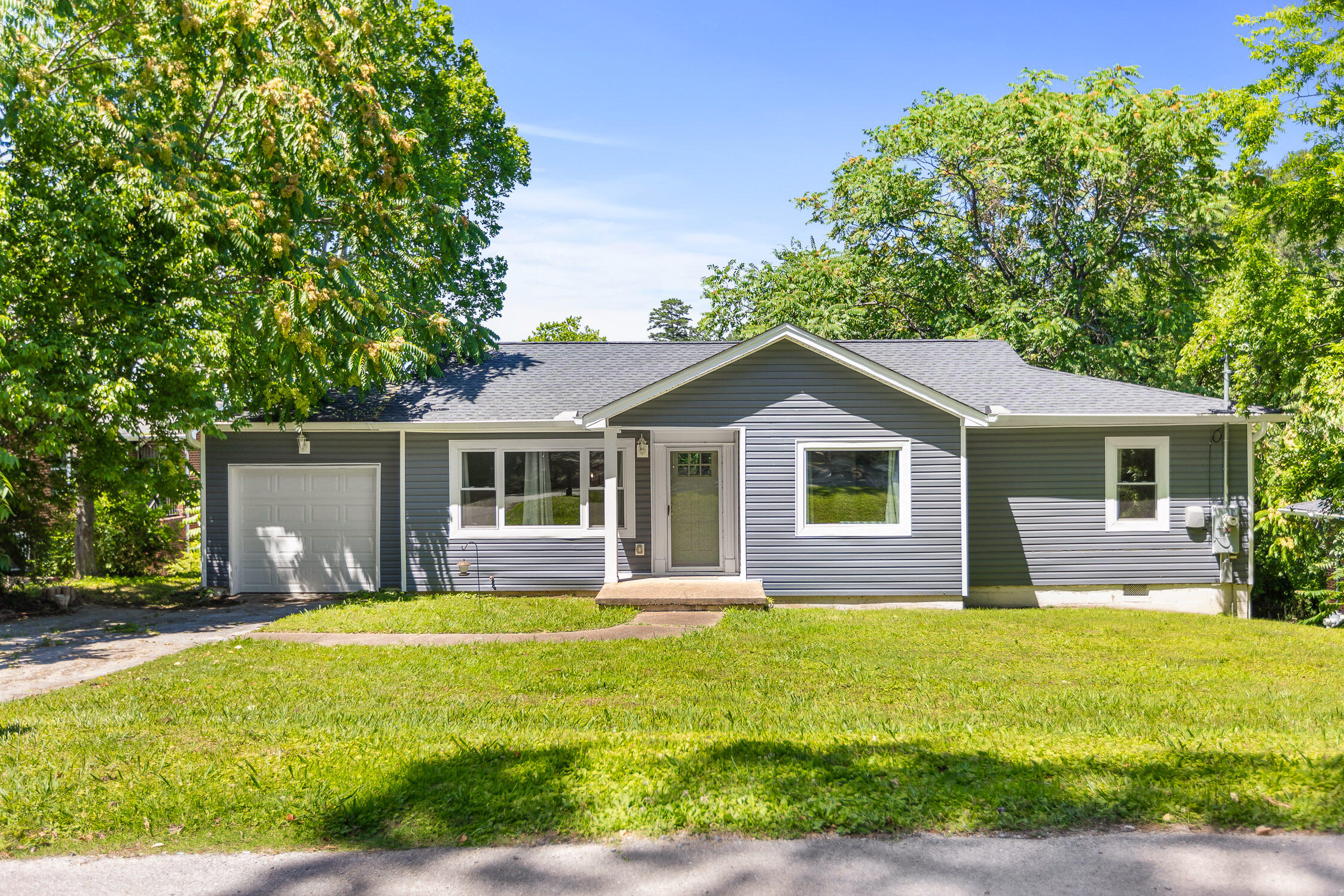 Chattanooga, Tennessee 37412, United States, 3 Bedrooms Bedrooms, ,1 BathroomBathrooms,Residential,Contingent,54386