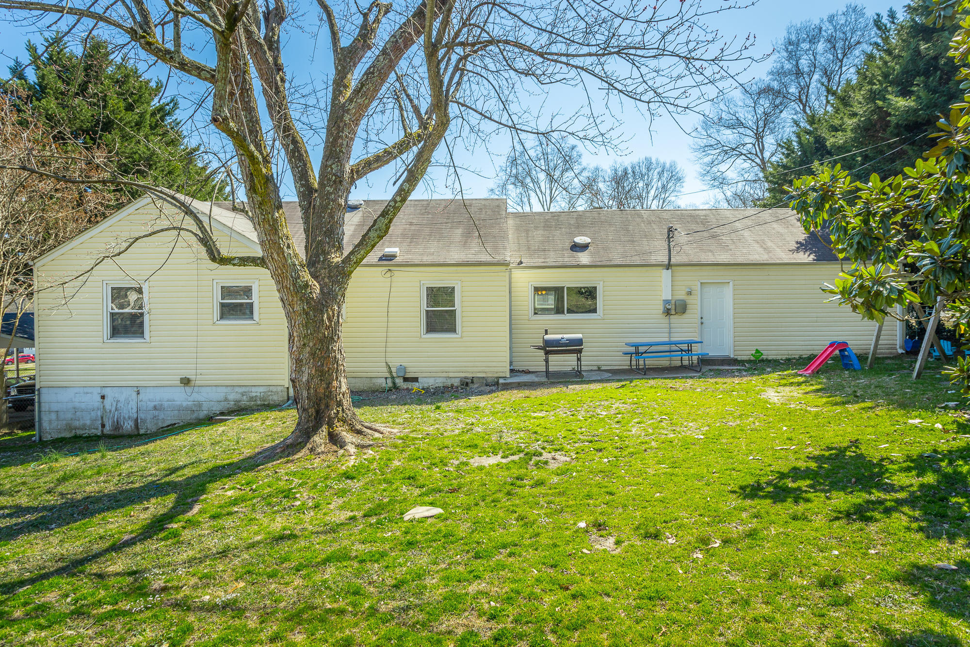 Chattanooga, Tennessee 37412, United States, 3 Bedrooms Bedrooms, ,2 BathroomsBathrooms,Residential,Pending,203031