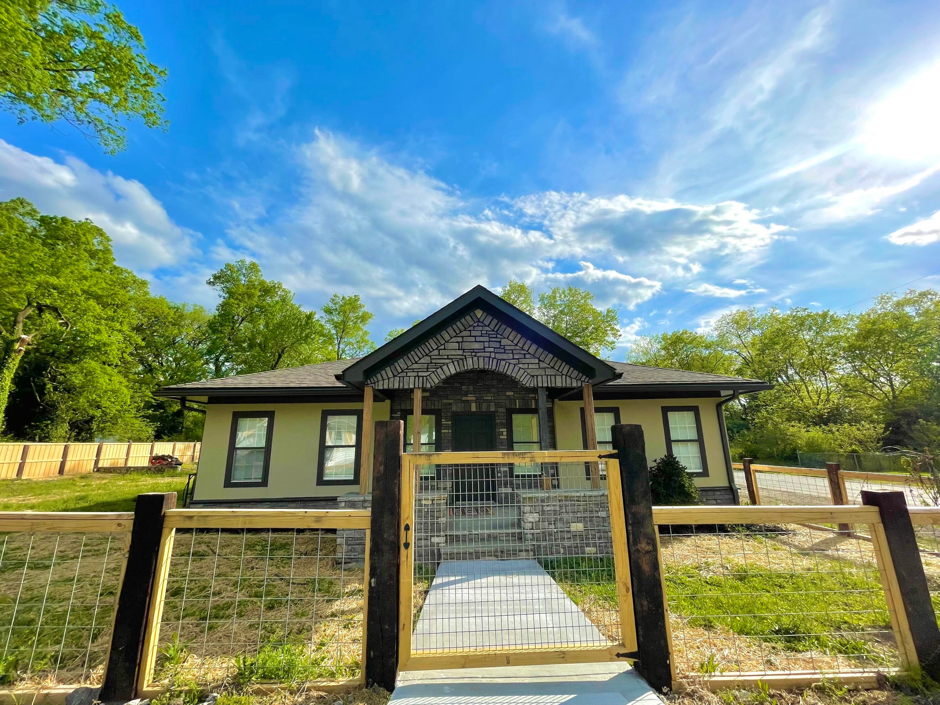 2300 Gilbert St_For Sale_One Level