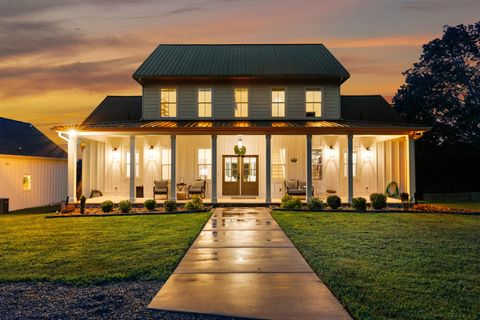 Photo of 720 Miller Road, Signal Mountain, TN 37377 (MLS # 1517014)