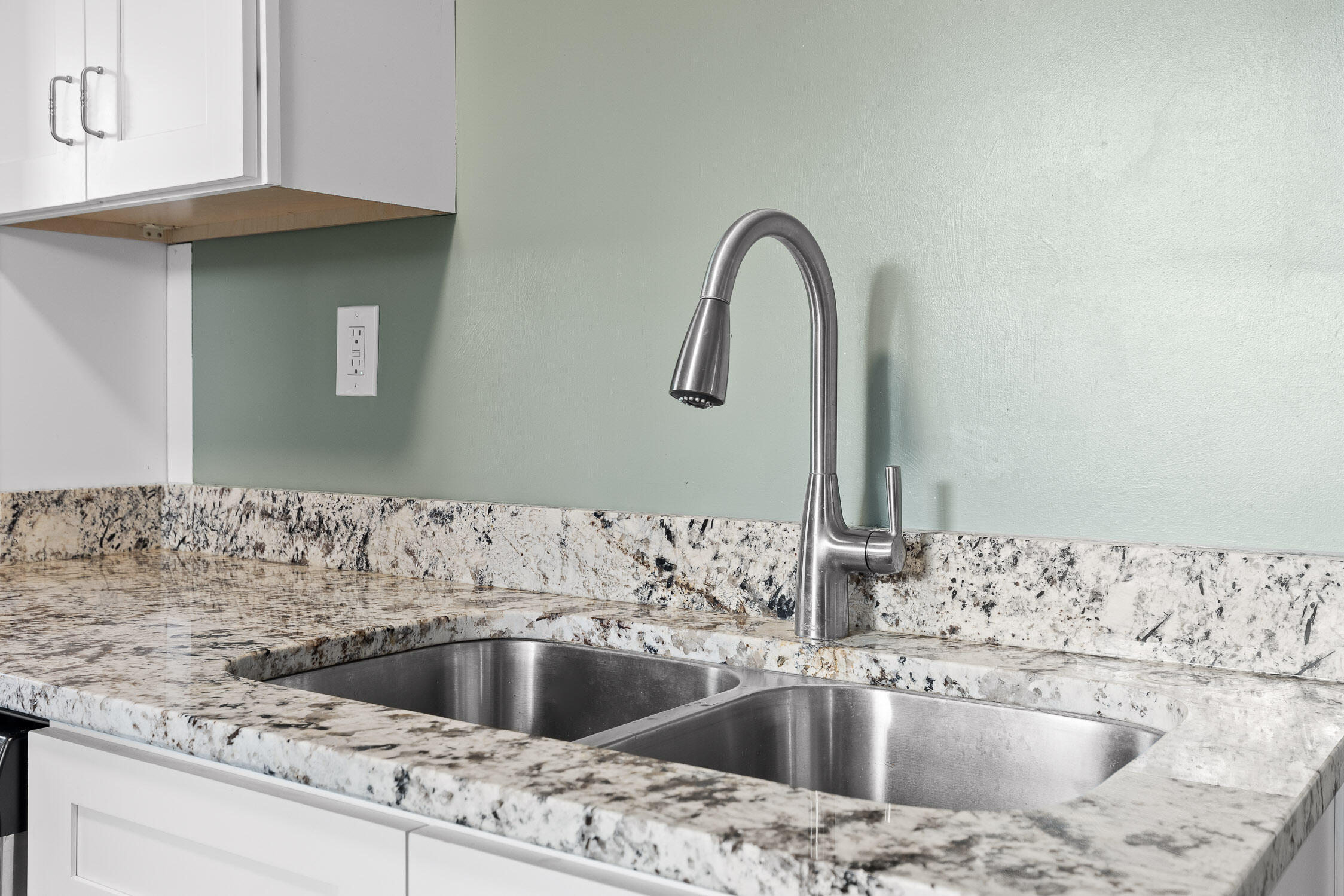 Chattanooga, Tennessee 37406, United States, 2 Bedrooms Bedrooms, ,1 BathroomBathrooms,Residential,Active,4400