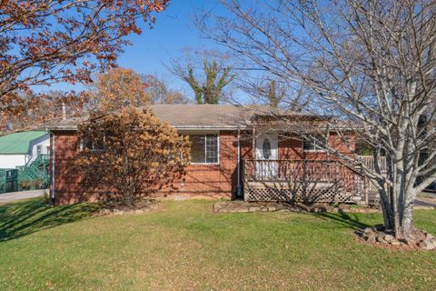 Photo of 2804 Taft Highway, Signal Mountain, TN 37377 (MLS # 1524017)