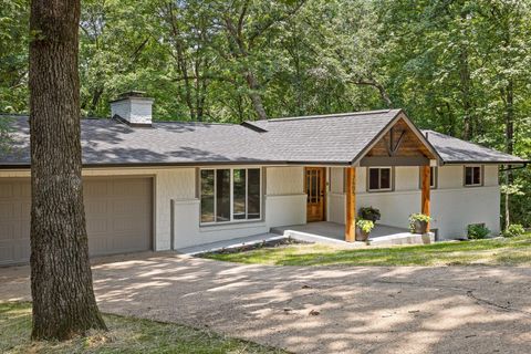 Photo of 2605 Avalon Hill, Chattanooga, TN 37415 (MLS # 1527522)