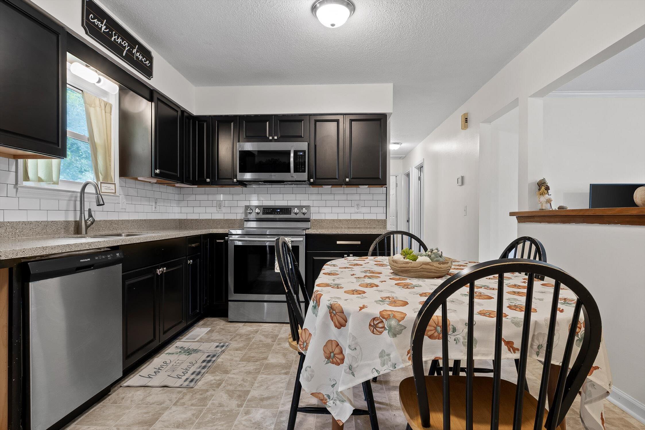 Ringgold, Georgia 30736, United States, 3 Bedrooms Bedrooms, ,2 BathroomsBathrooms,Residential,Active,236037