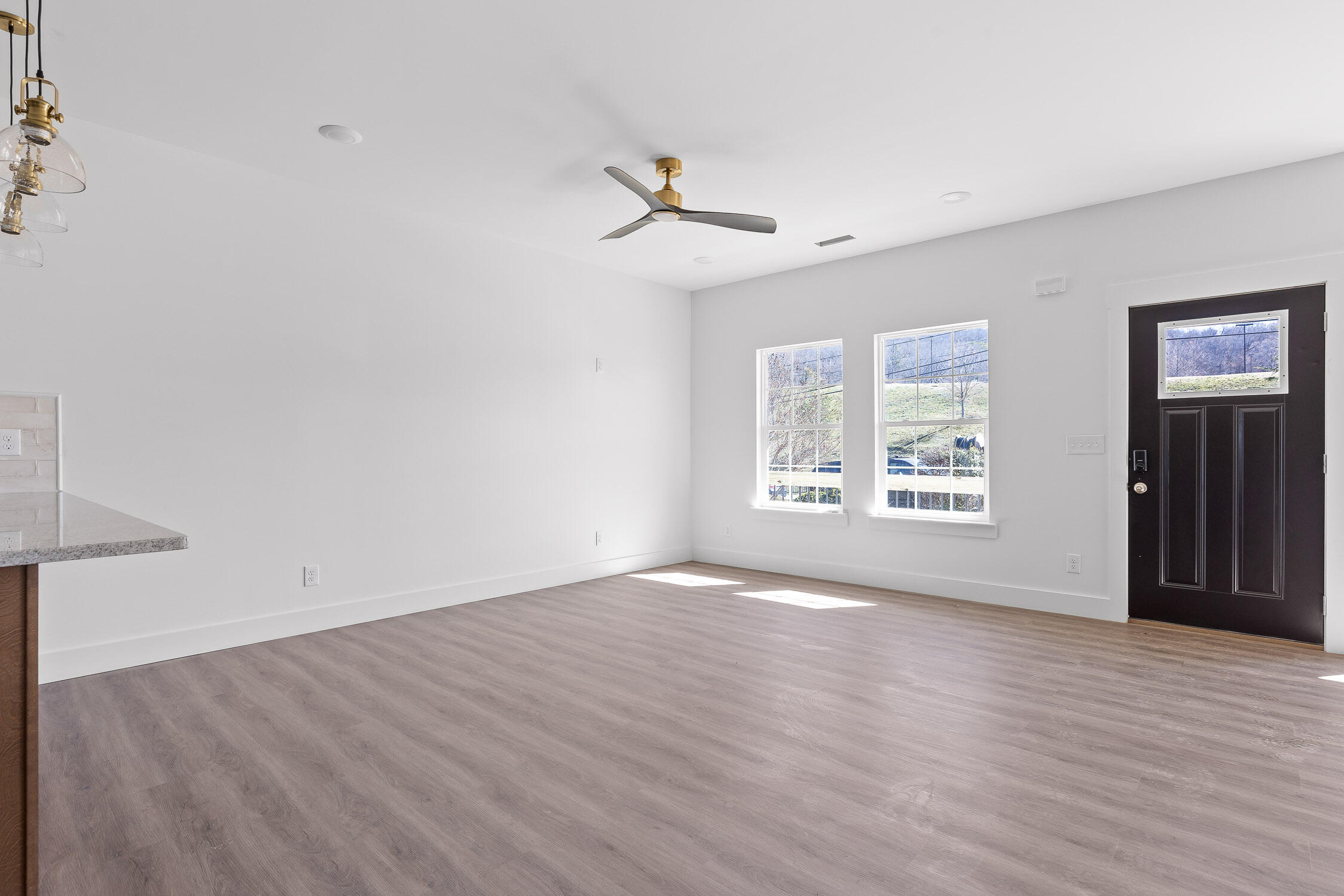 Chattanooga, Tennessee 37406, United States, 3 Bedrooms Bedrooms, ,2 BathroomsBathrooms,Residential,Contingent,9055