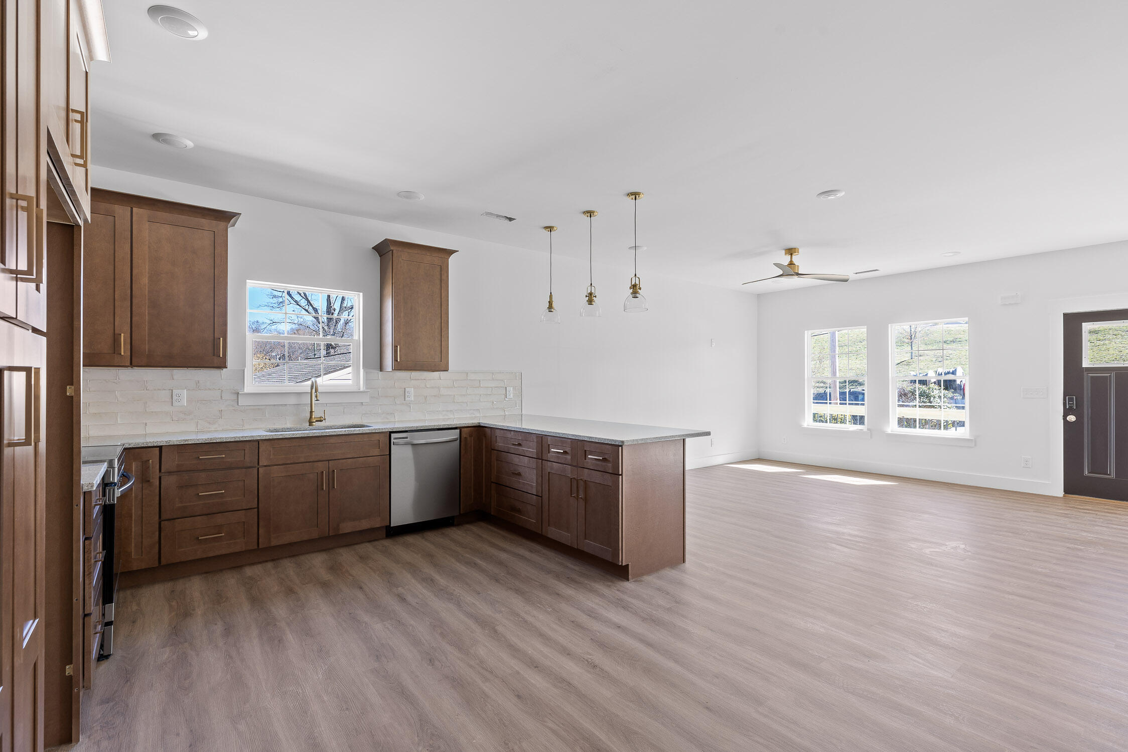 Chattanooga, Tennessee 37406, United States, 3 Bedrooms Bedrooms, ,2 BathroomsBathrooms,Residential,Contingent,9055