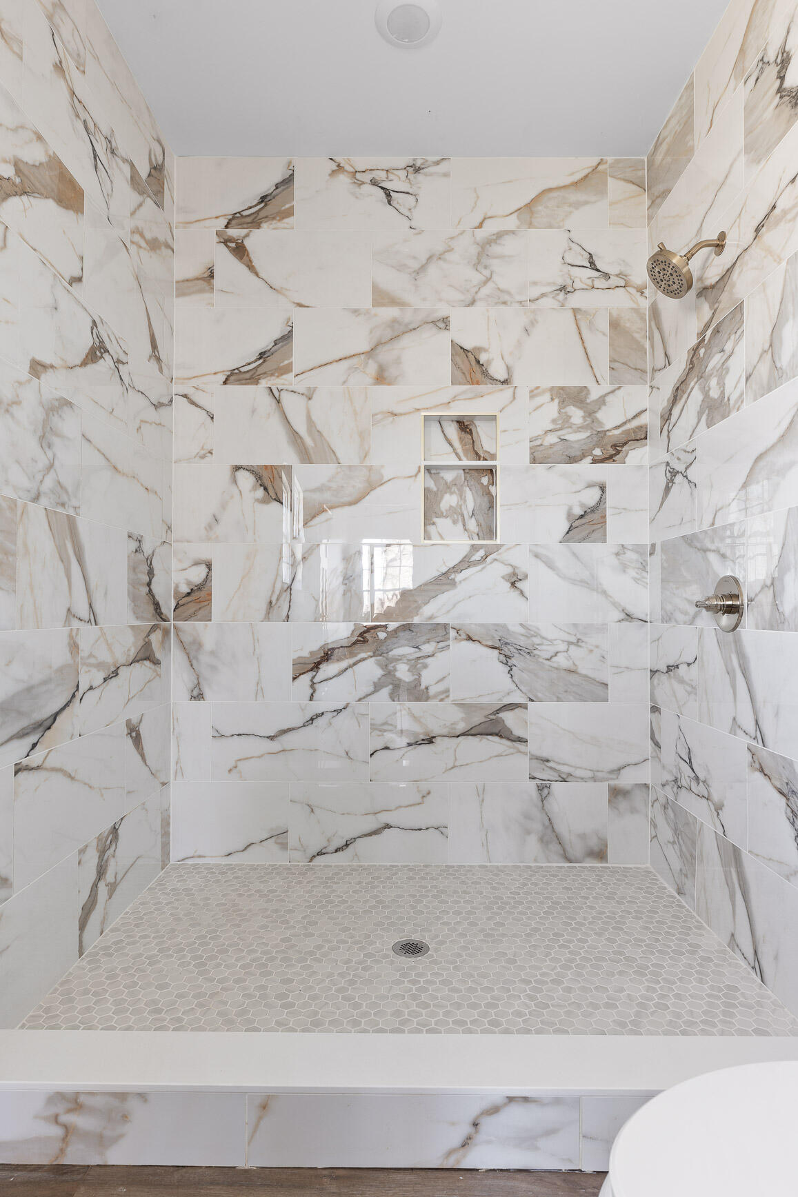 Chattanooga, Tennessee 37406, United States, 3 Bedrooms Bedrooms, ,2 BathroomsBathrooms,Residential,Contingent,9055