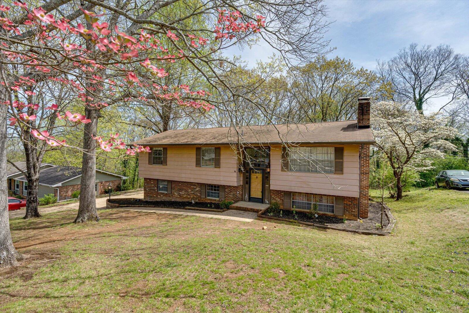8842 Lake Crest Circle, Chattanooga, Tennessee image 1