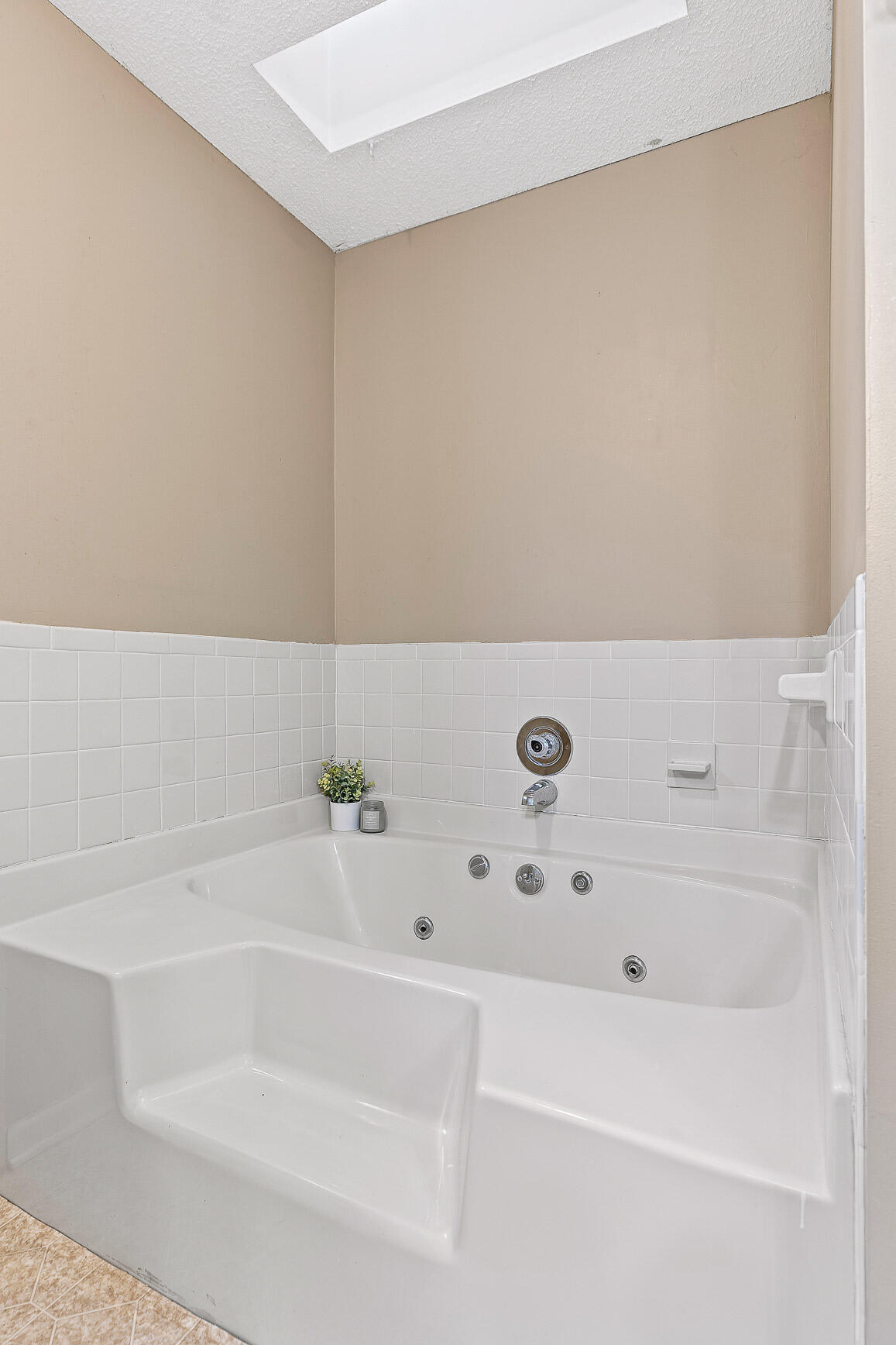 Chattanooga, Tennessee 37421, United States, 4 Bedrooms Bedrooms, ,3 BathroomsBathrooms,Residential,Contingent,25115