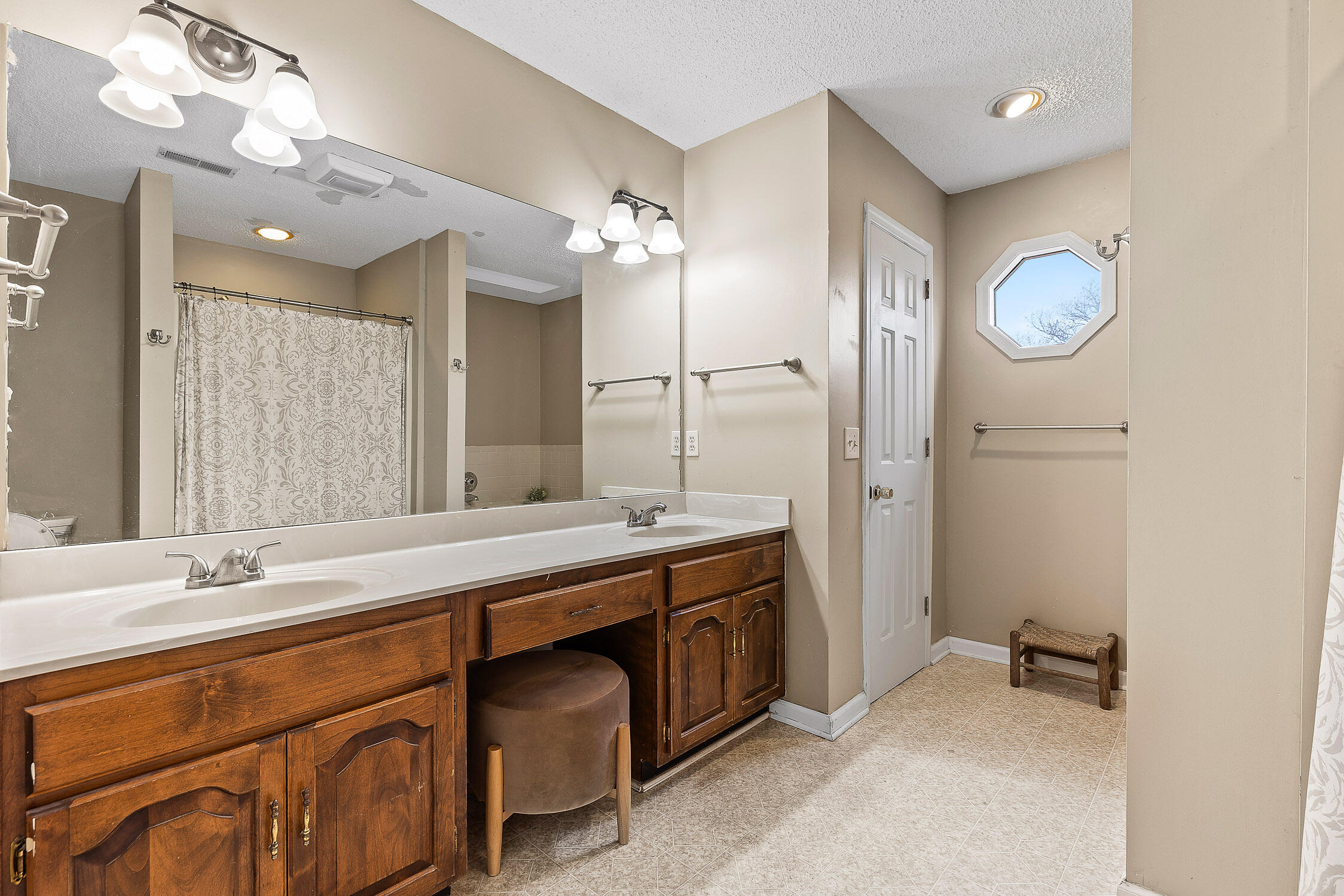 Chattanooga, Tennessee 37421, United States, 4 Bedrooms Bedrooms, ,3 BathroomsBathrooms,Residential,Contingent,25115