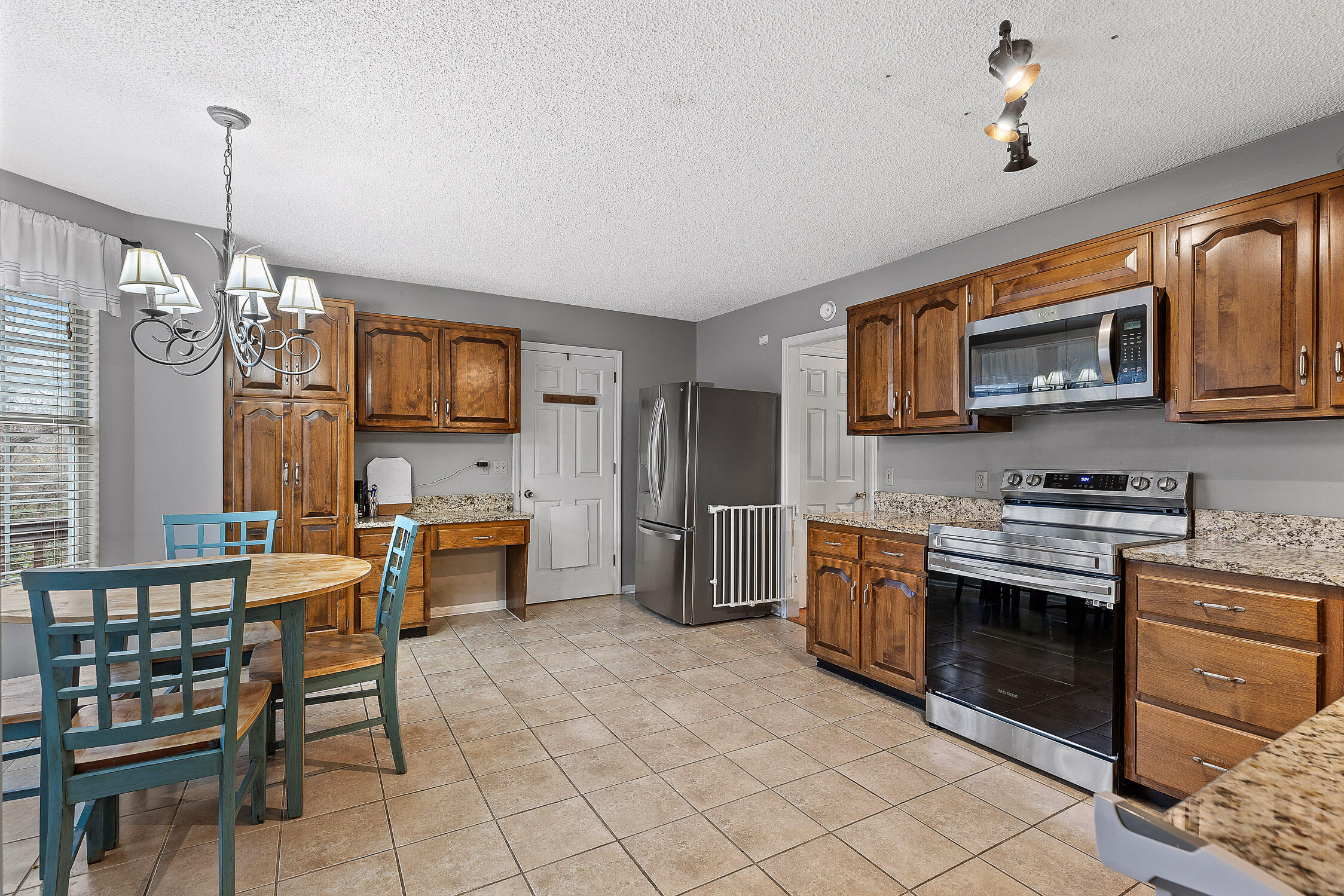 Chattanooga, Tennessee 37421, United States, 4 Bedrooms Bedrooms, ,3 BathroomsBathrooms,Residential,Contingent,25115