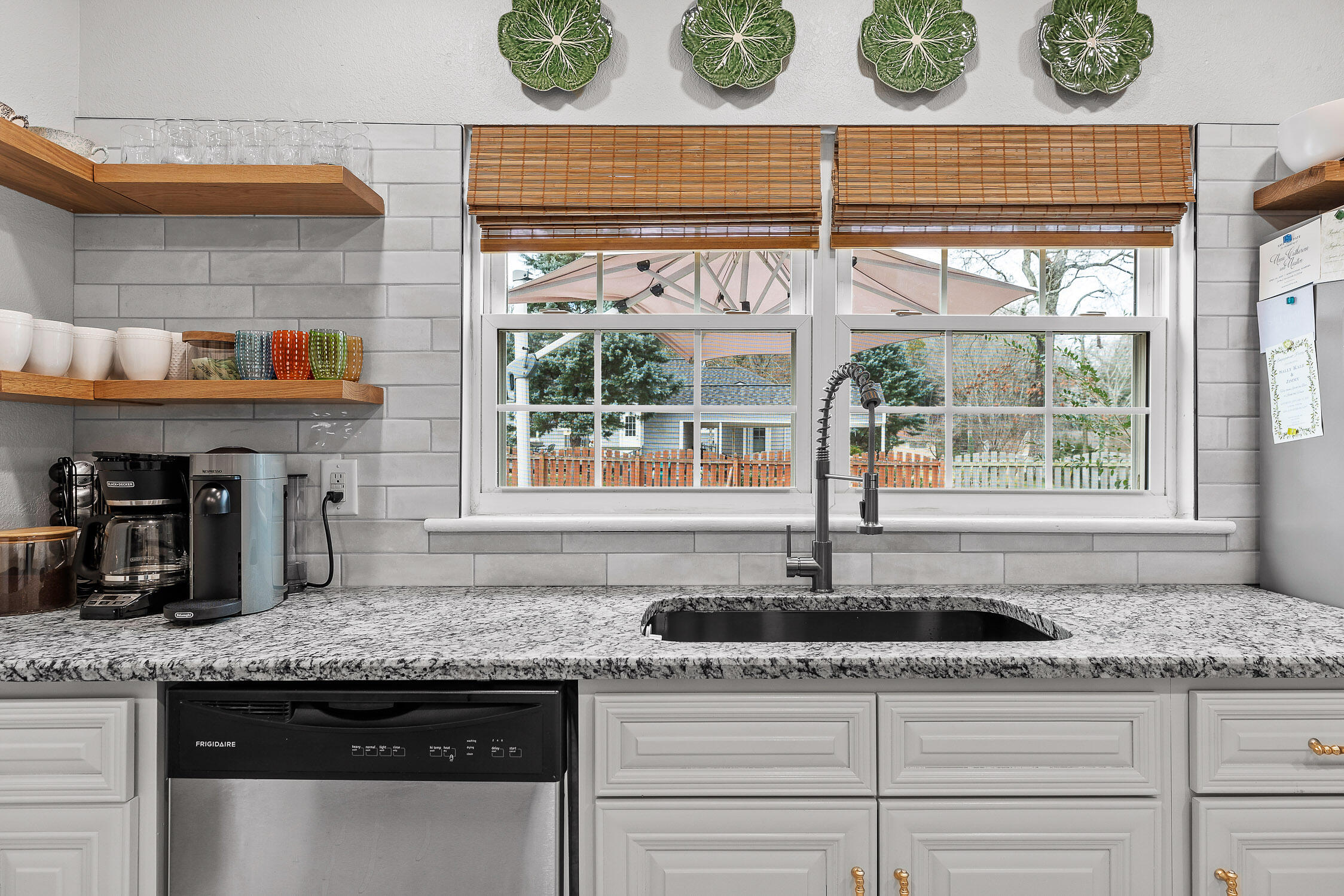 Chattanooga, Tennessee 37415, United States, 3 Bedrooms Bedrooms, ,2 BathroomsBathrooms,Residential,Contingent,19401