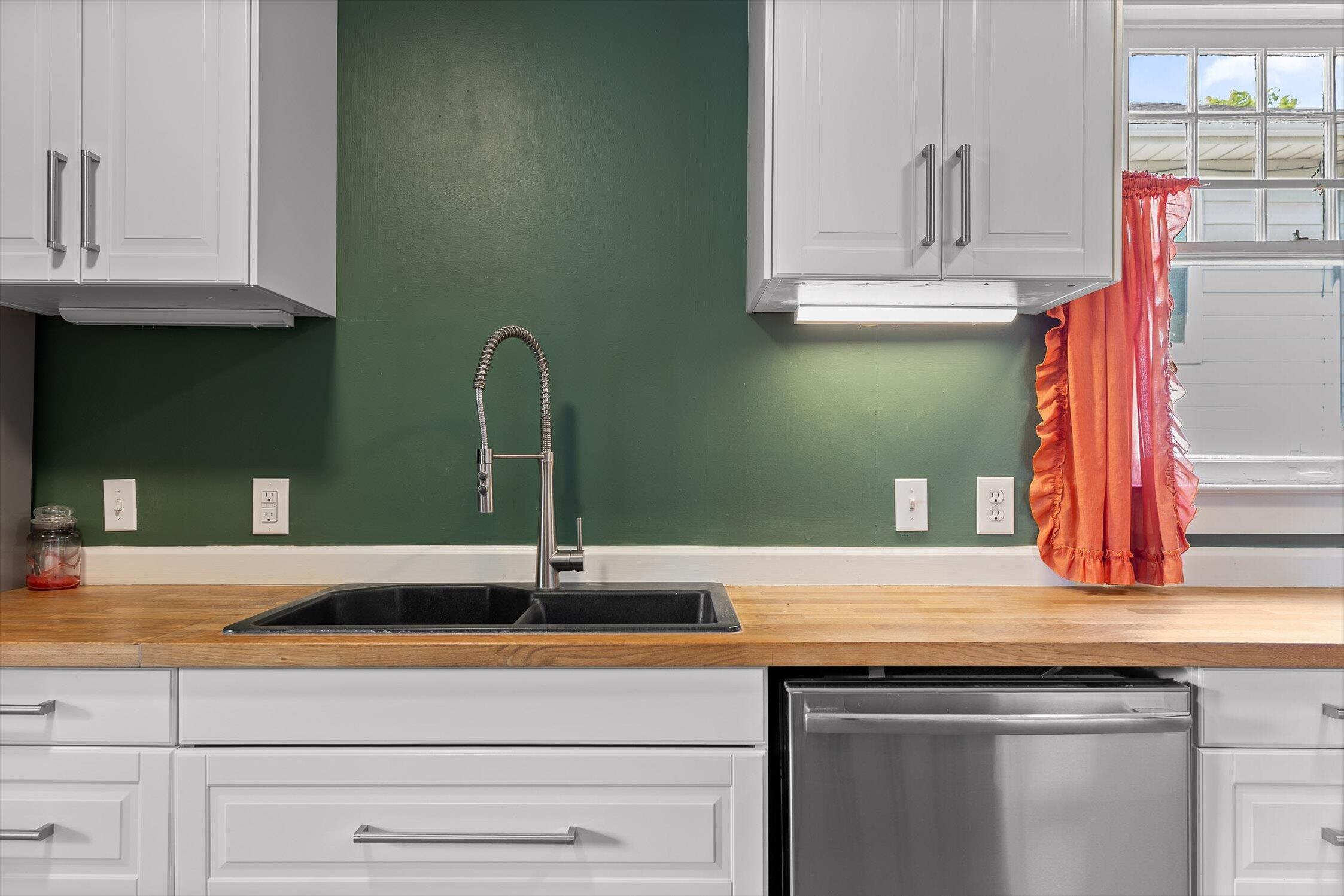 Chattanooga, Tennessee 37411, United States, 4 Bedrooms Bedrooms, ,2 BathroomsBathrooms,Residential,Contingent,150748