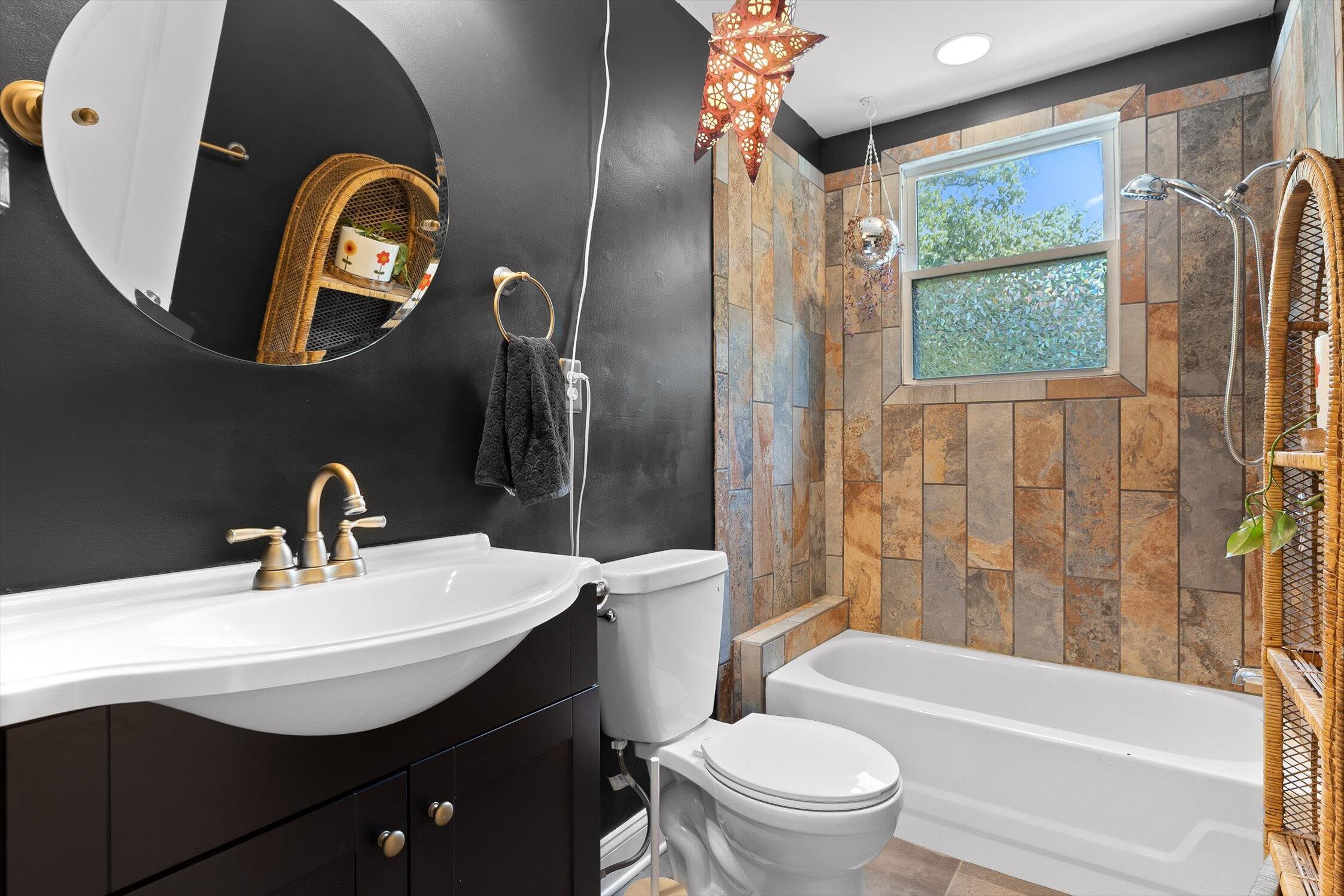 Chattanooga, Tennessee 37411, United States, 4 Bedrooms Bedrooms, ,2 BathroomsBathrooms,Residential,Contingent,150748