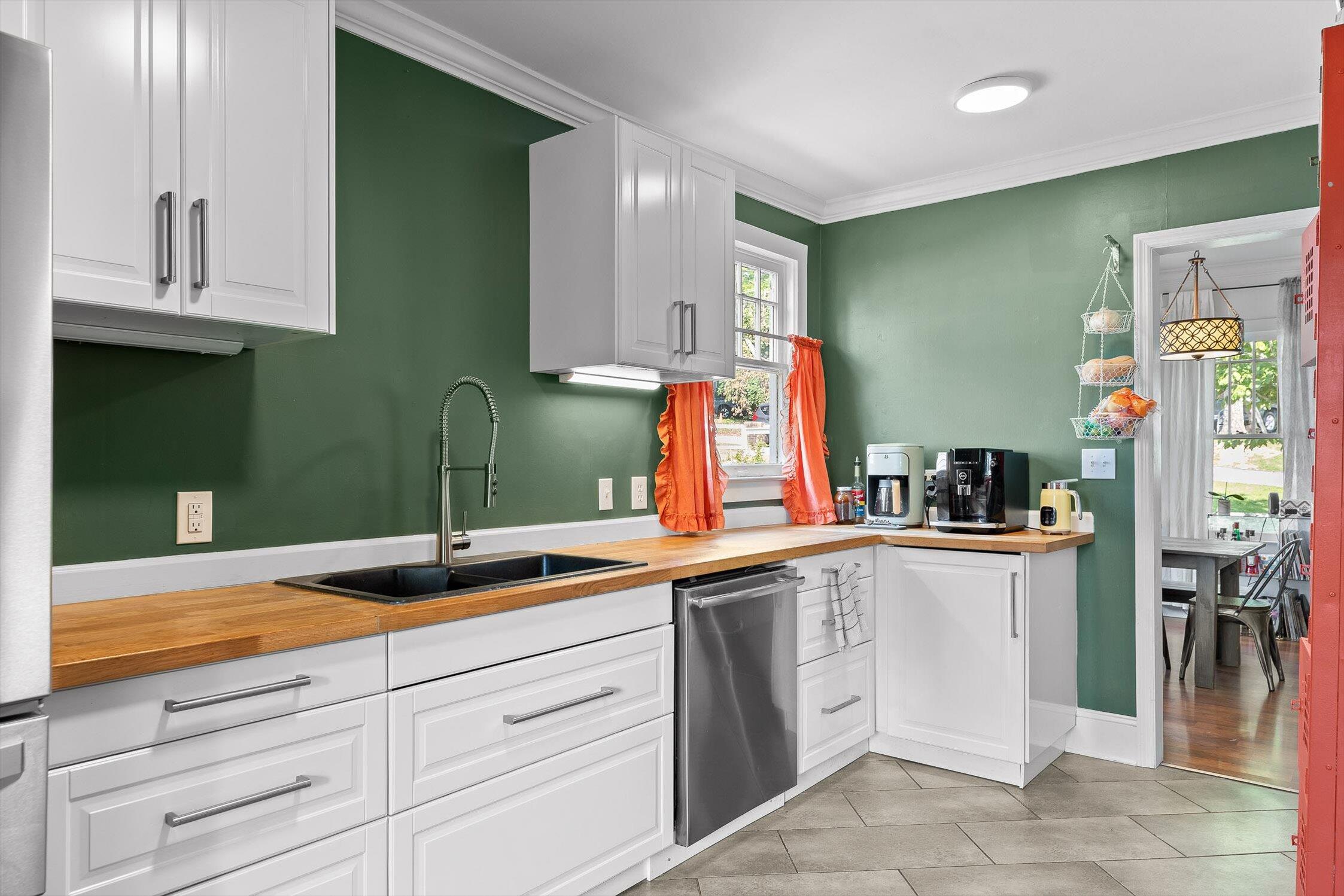 Chattanooga, Tennessee 37411, United States, 4 Bedrooms Bedrooms, ,2 BathroomsBathrooms,Residential,Contingent,150748