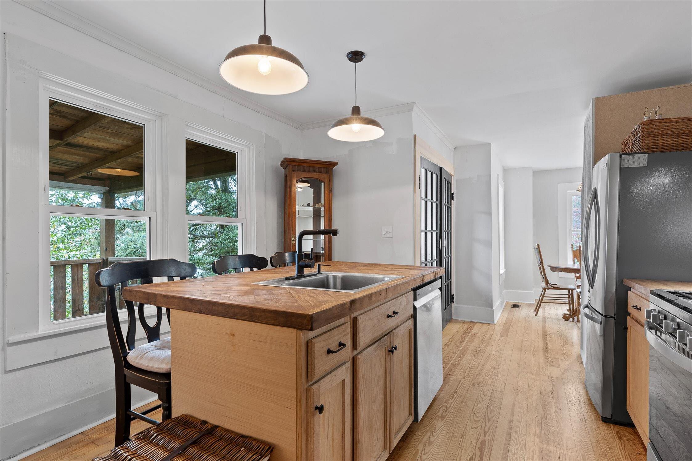 Chattanooga, Tennessee 37405, United States, 2 Bedrooms Bedrooms, ,1 BathroomBathrooms,Residential,Pending,235987