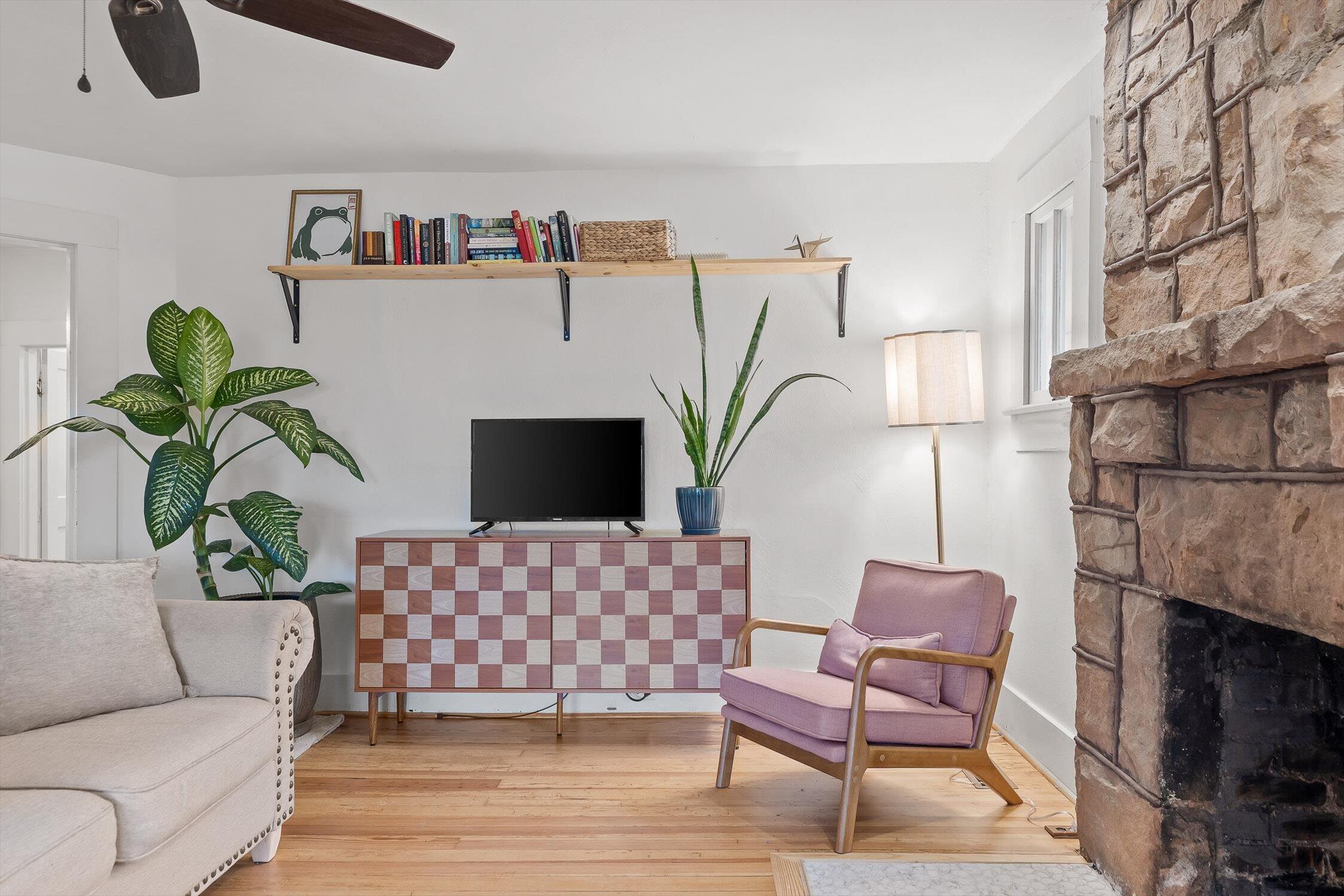 Chattanooga, Tennessee 37405, United States, 2 Bedrooms Bedrooms, ,1 BathroomBathrooms,Residential,Pending,235987