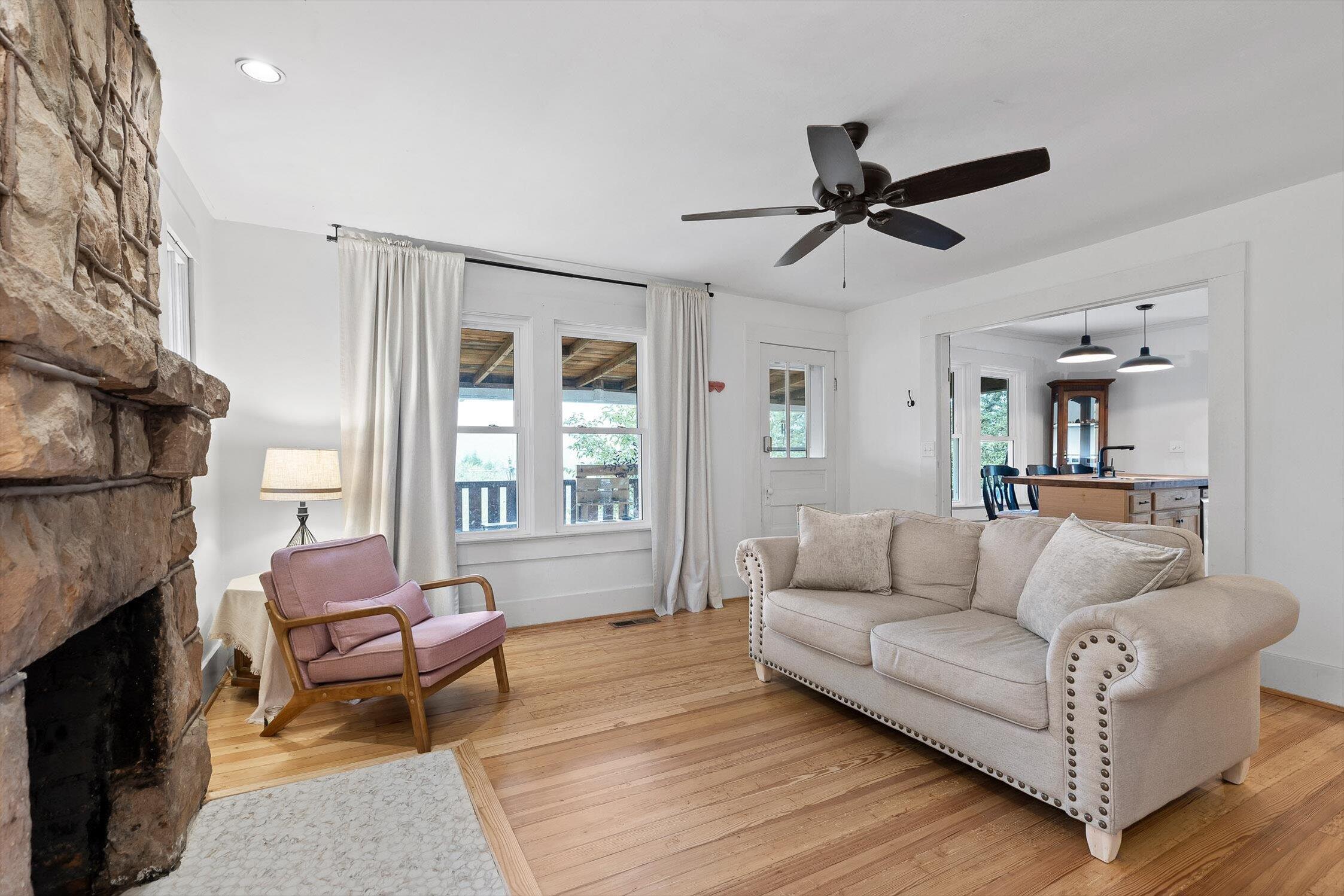 Chattanooga, Tennessee 37405, United States, 2 Bedrooms Bedrooms, ,1 BathroomBathrooms,Residential,Pending,235987