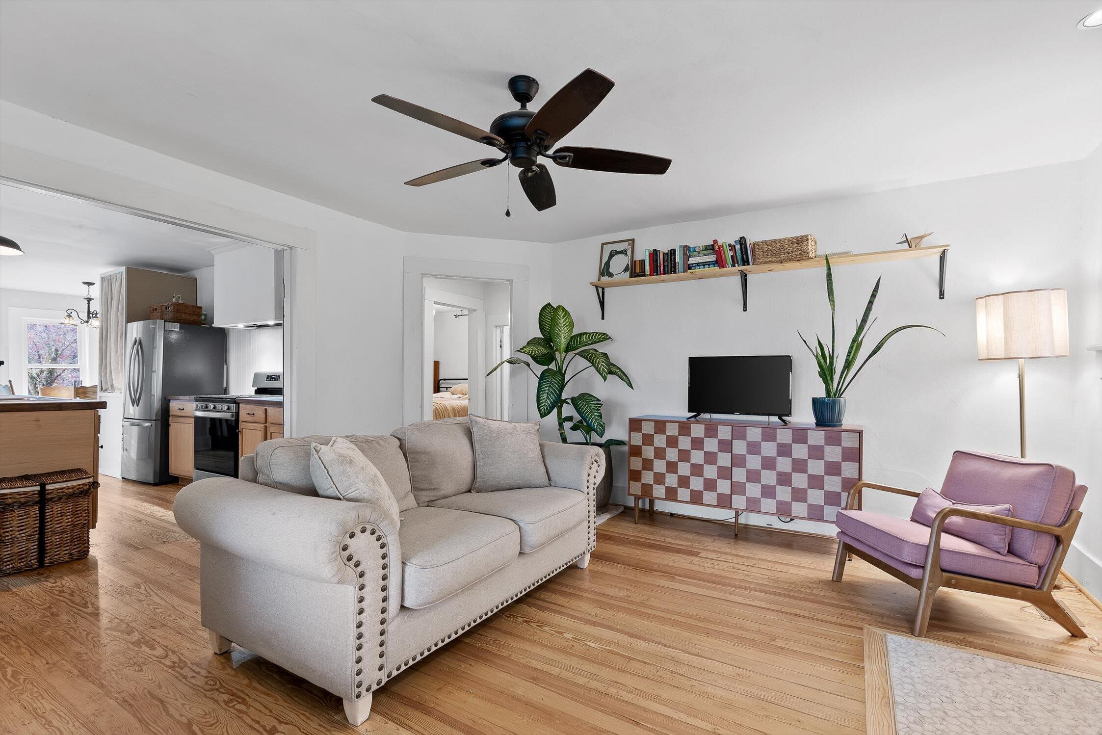 Chattanooga, Tennessee 37405, United States, 2 Bedrooms Bedrooms, ,1 BathroomBathrooms,Residential,Pending,235987