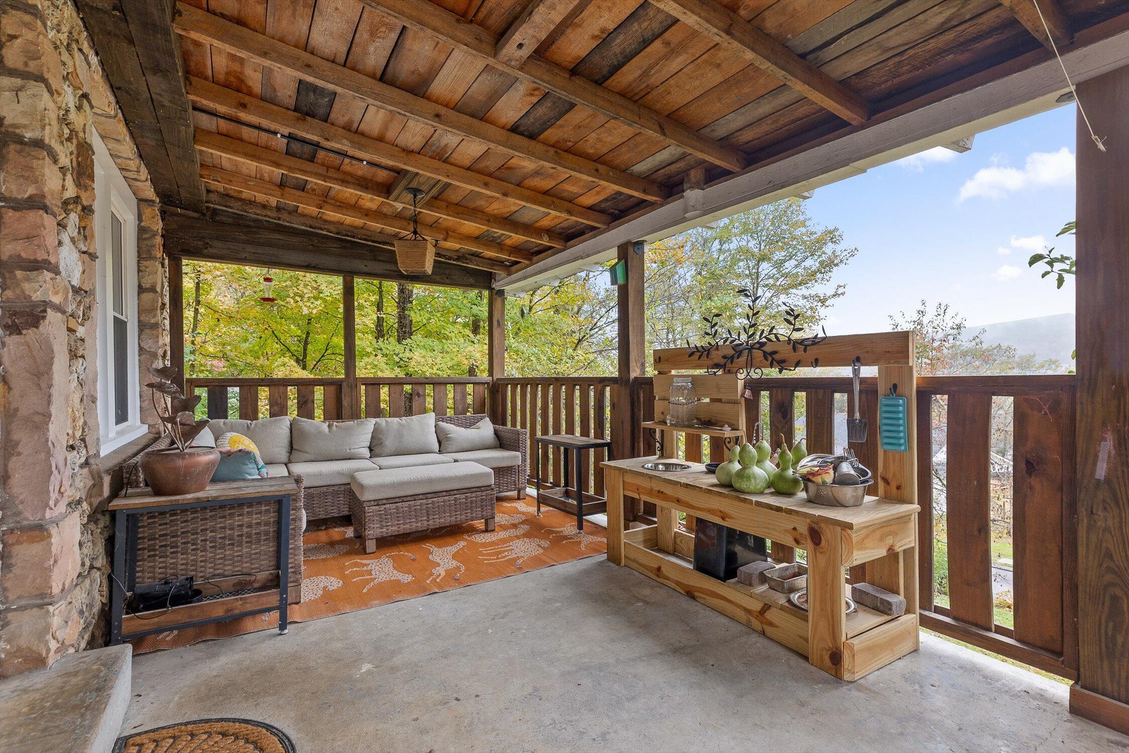 Chattanooga, Tennessee 37405, United States, 2 Bedrooms Bedrooms, ,1 BathroomBathrooms,Residential,Pending,235987