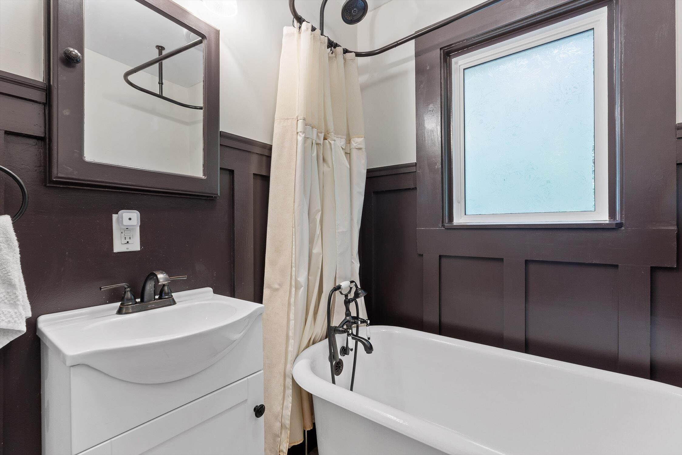 Chattanooga, Tennessee 37405, United States, 2 Bedrooms Bedrooms, ,1 BathroomBathrooms,Residential,Pending,235987