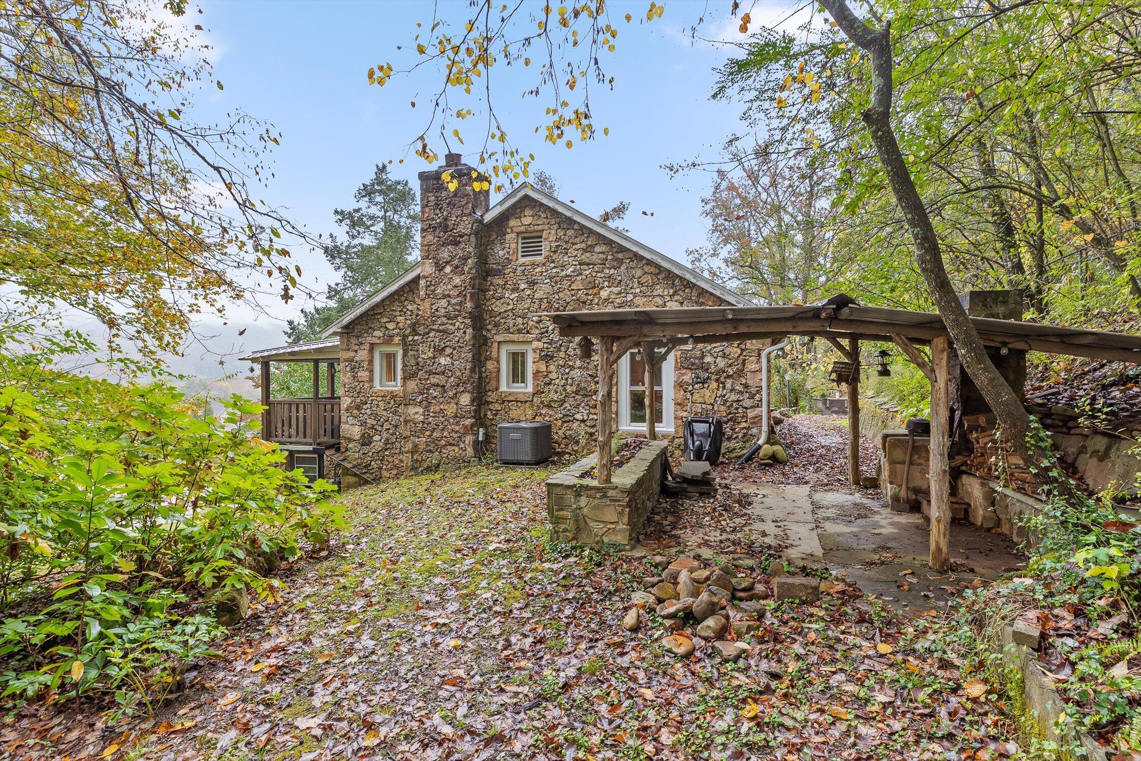 Chattanooga, Tennessee 37405, United States, 2 Bedrooms Bedrooms, ,1 BathroomBathrooms,Residential,Pending,235987