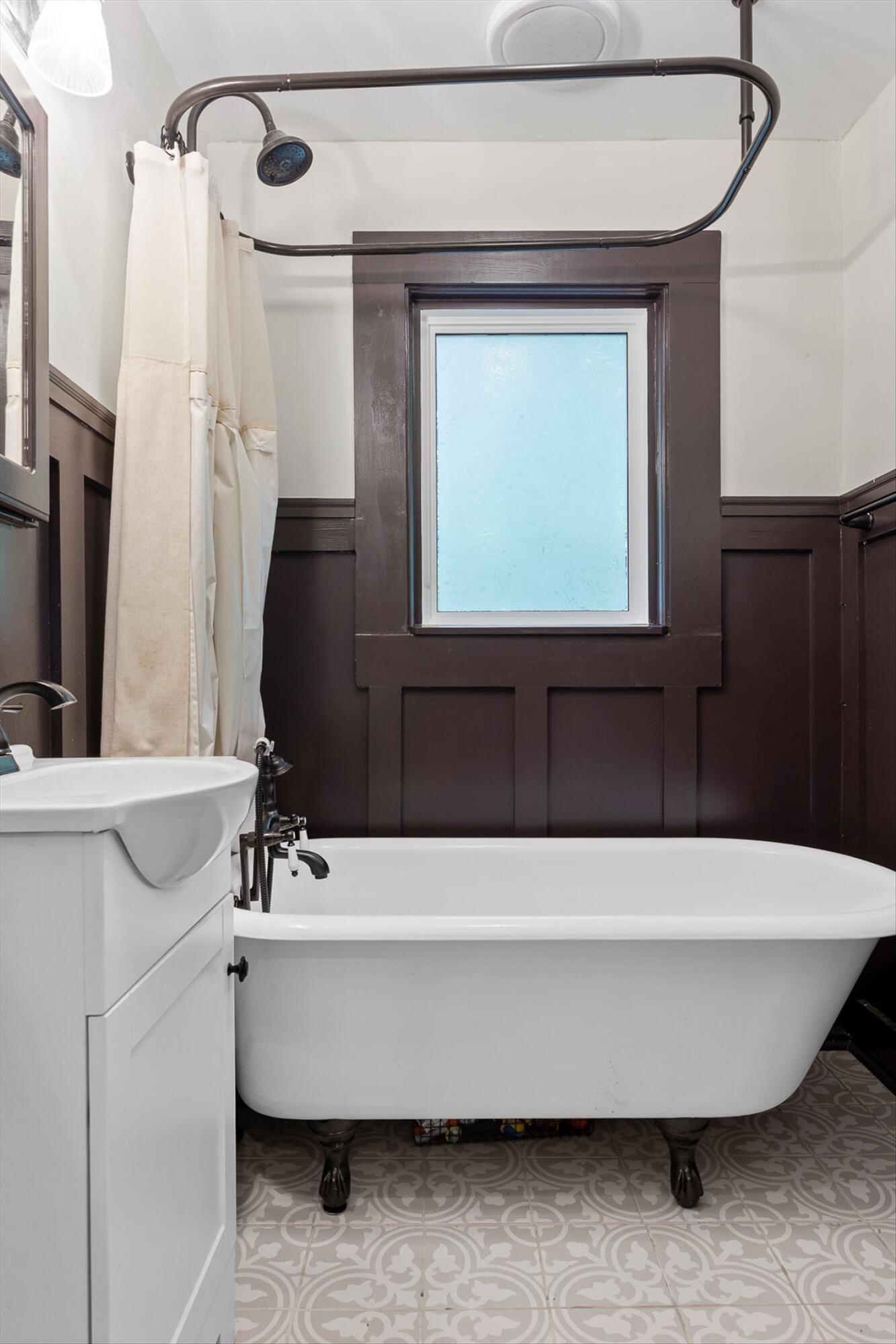 Chattanooga, Tennessee 37405, United States, 2 Bedrooms Bedrooms, ,1 BathroomBathrooms,Residential,Pending,235987