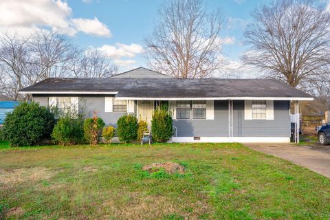 Photo of 1313 E Sherry Drive, Rossville, GA 30741 (MLS # 1527673)