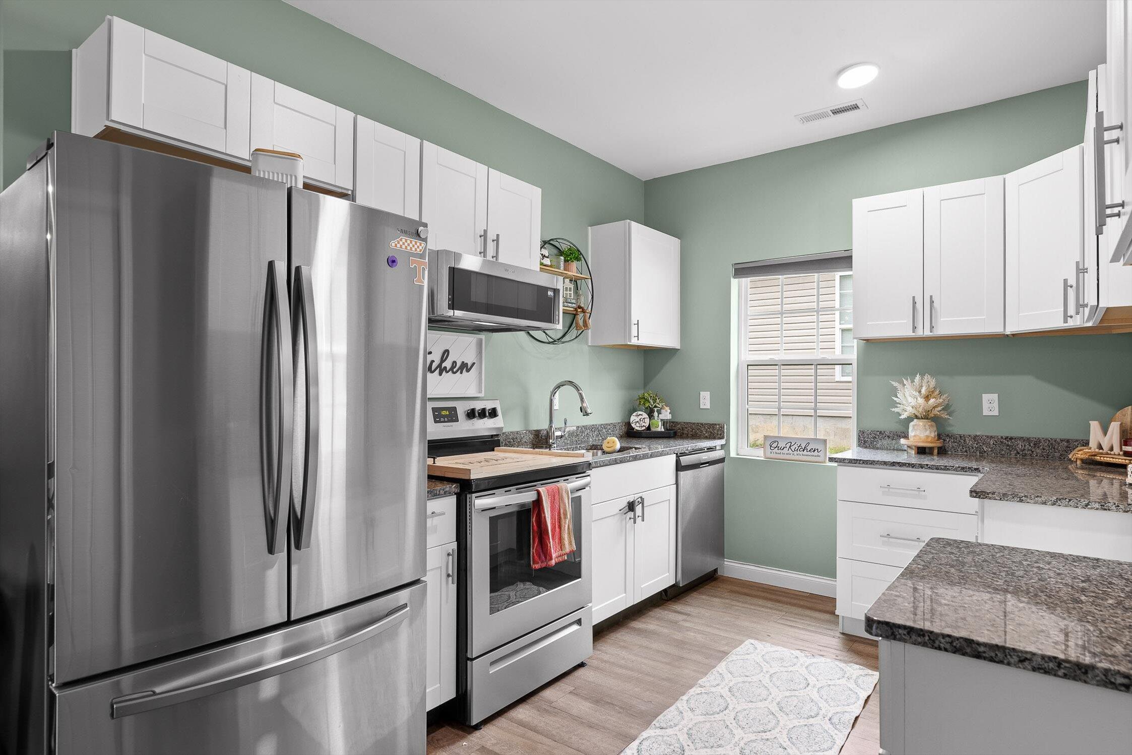 Chattanooga, Tennessee 37406, United States, 3 Bedrooms Bedrooms, ,2 BathroomsBathrooms,Residential,Contingent,105563