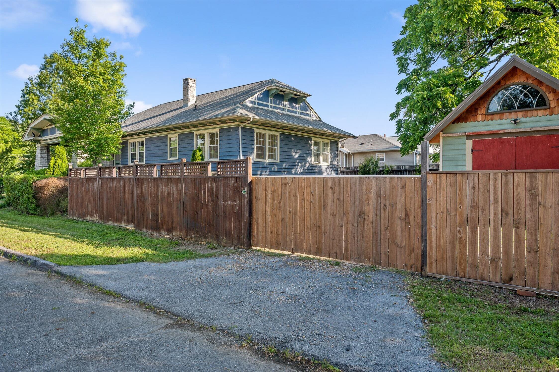 Chattanooga, Tennessee 37404, United States, 3 Bedrooms Bedrooms, ,1 BathroomBathrooms,Residential,Contingent,138061