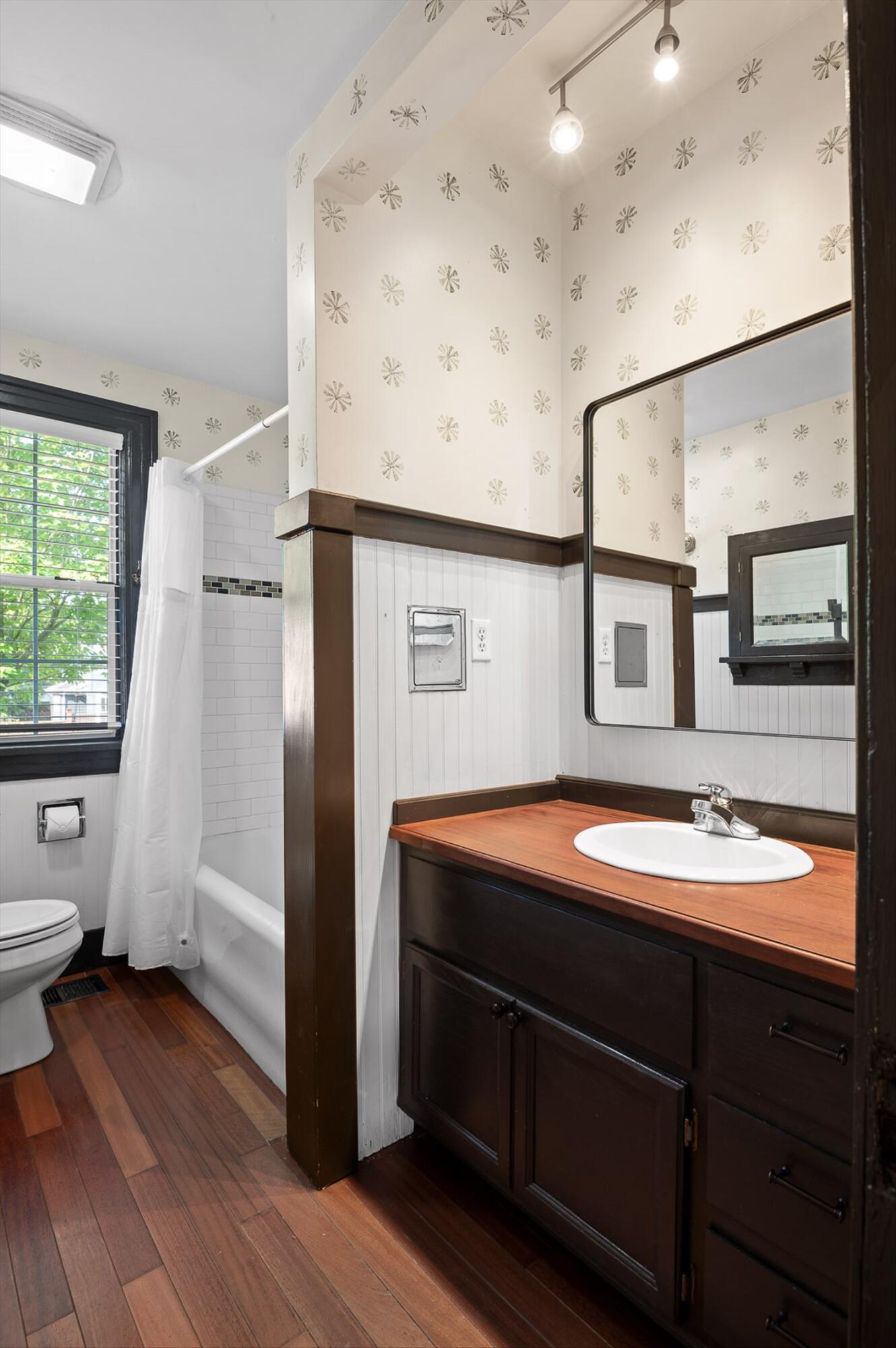 Chattanooga, Tennessee 37404, United States, 3 Bedrooms Bedrooms, ,1 BathroomBathrooms,Residential,Contingent,138061