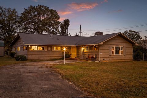 Photo of 4433 Live Oak Lane, Chattanooga, TN 37411 (MLS # 1523210)