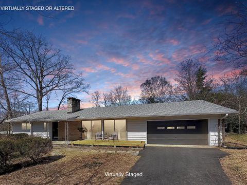 Photo of 104 Pinehurst Lane, Signal Mountain, TN 37377 (MLS # 1529967)