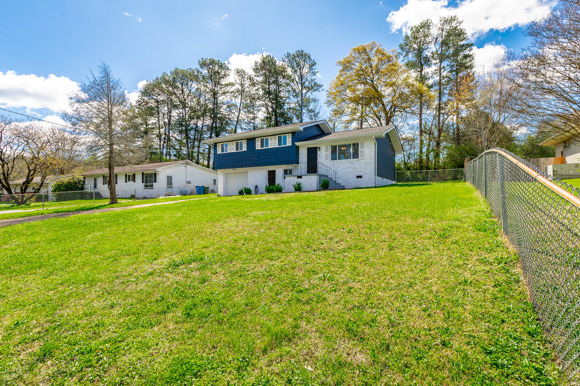 2410 Sunset Strip Street