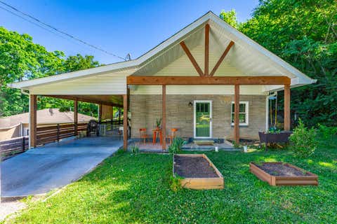 Photo of 401 Bank Street, Chattanooga, TN 37415 (MLS # 1540377)