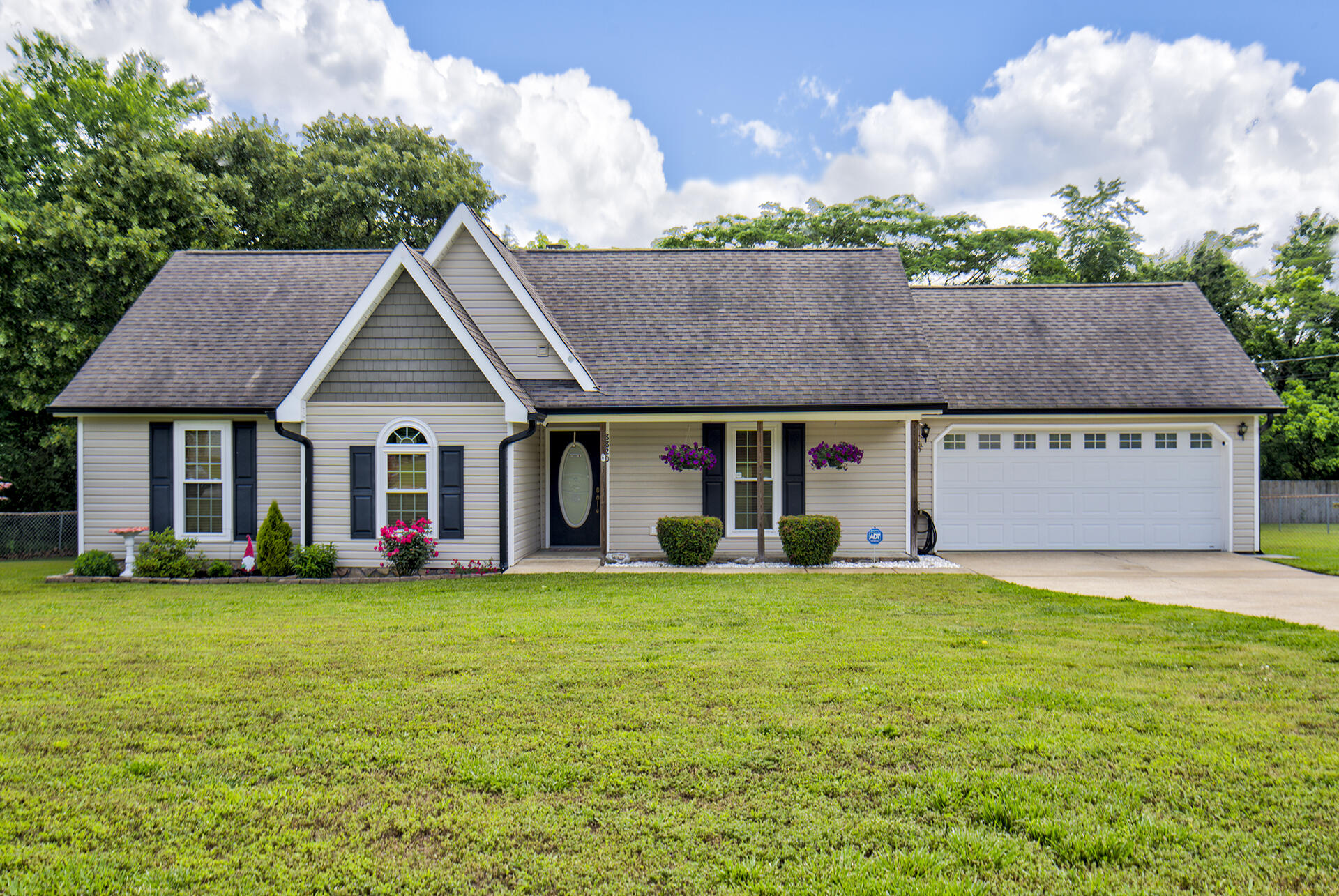 8820 Forest Pond Drive, Harrison, Tennessee image 1