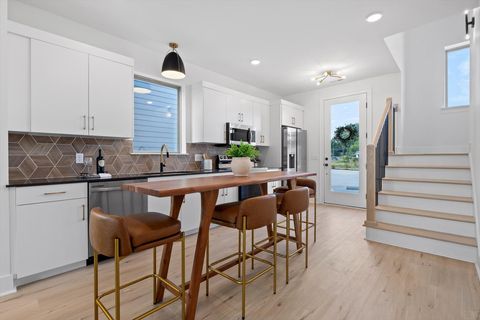 Photo of 2542 E 18th Street, Chattanooga, TN 37404 (MLS # 1518363)