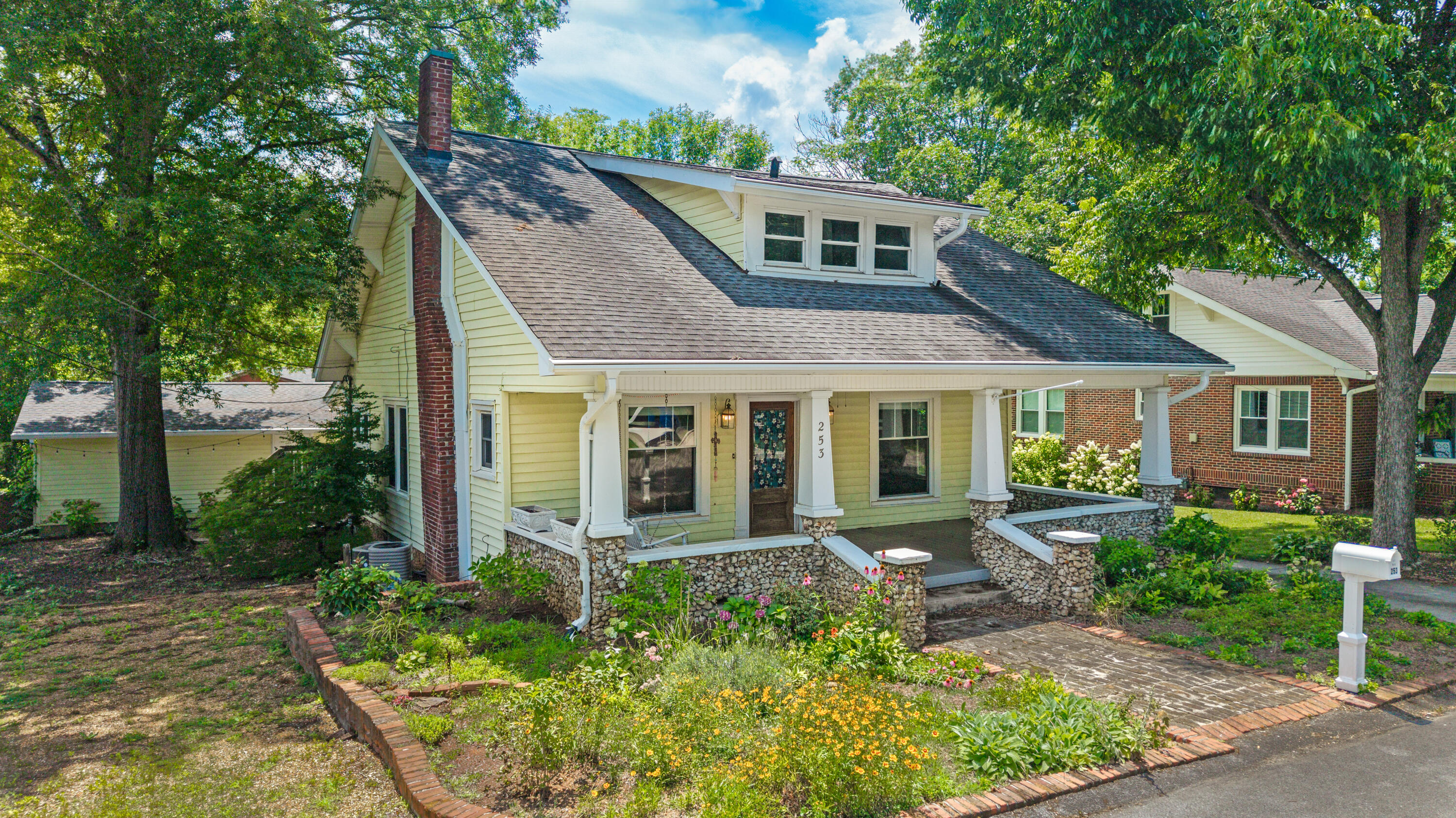 253 15th Street NW