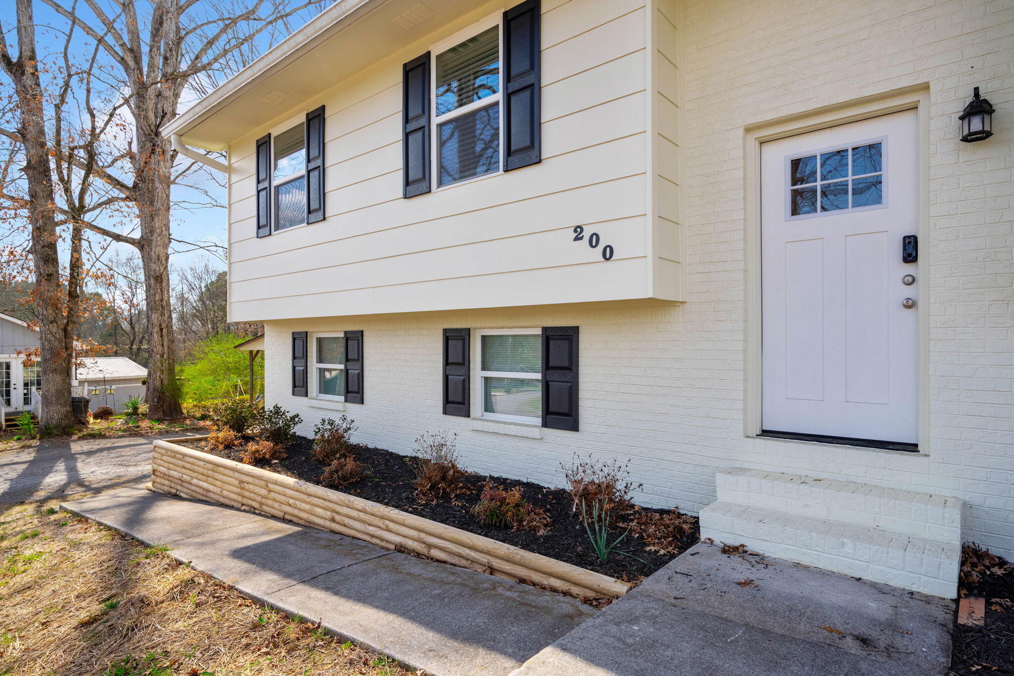 200 Starlet Circle NE