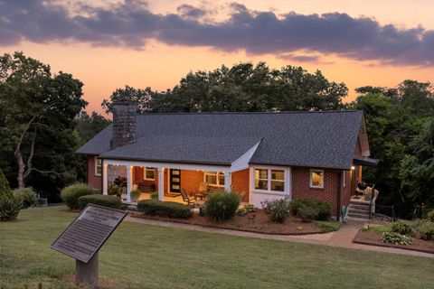 Photo of 701 S Crest Road, Chattanooga, TN 37404 (MLS # 1517088)