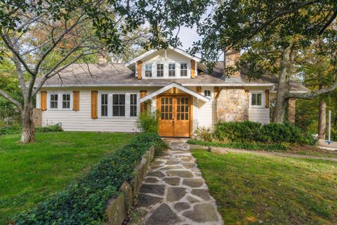 Photo of 117 S Bragg Avenue, Lookout Mountain, TN 37350 (MLS # 1523051)