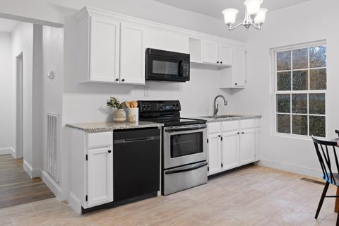 Tiny photo for 800 Barton Avenue, Chattanooga, TN 37405 (MLS # 1516180)