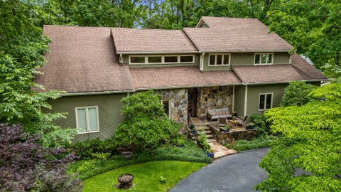 Photo of 10 Pebble Lane, Signal Mountain, TN 37377 (MLS # 1536284)