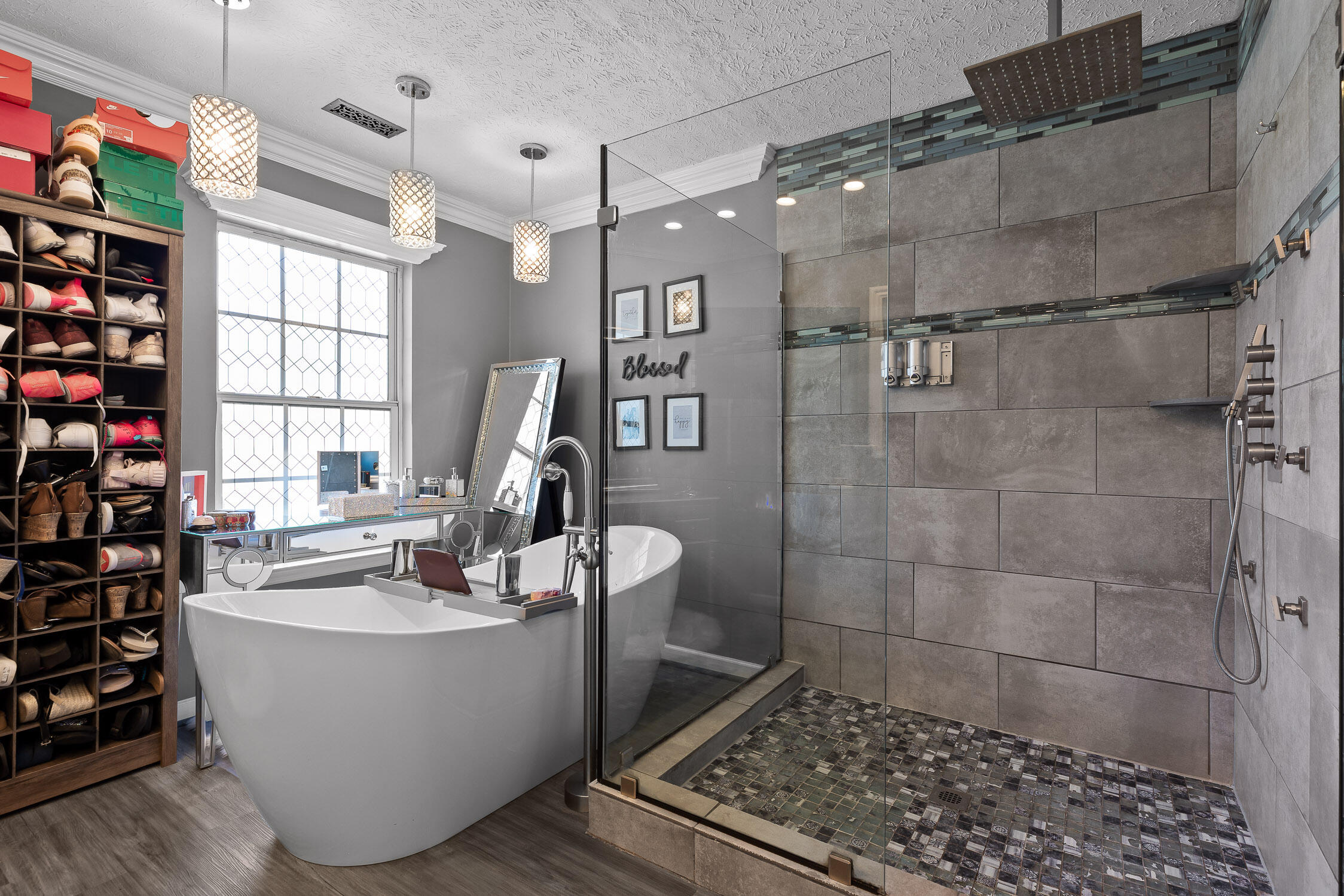 Chattanooga, Tennessee 37416, United States, 4 Bedrooms Bedrooms, ,3 BathroomsBathrooms,Residential,Contingent,2357