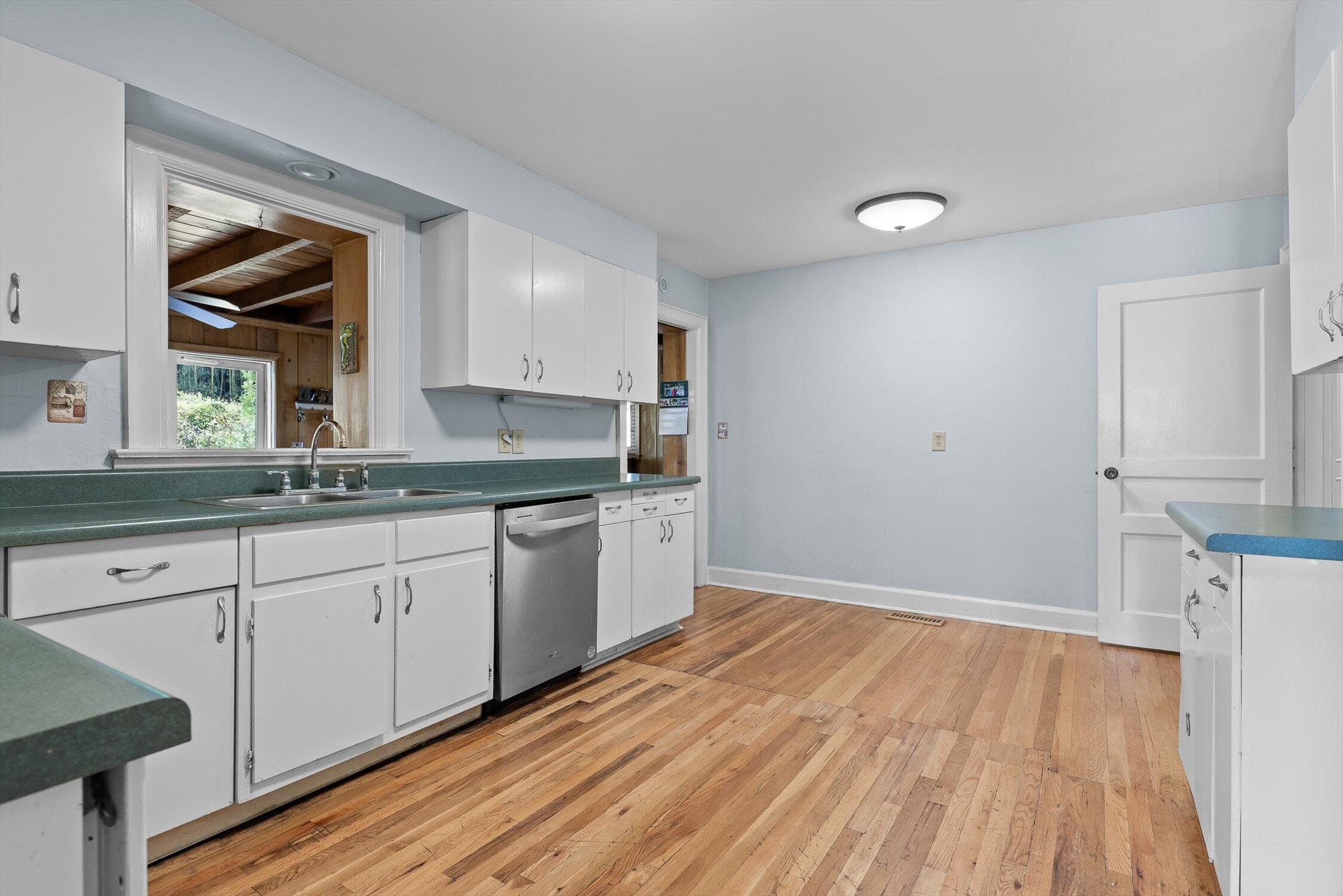 Chattanooga, Tennessee 37415, United States, 4 Bedrooms Bedrooms, ,2 BathroomsBathrooms,Residential,Active,236278