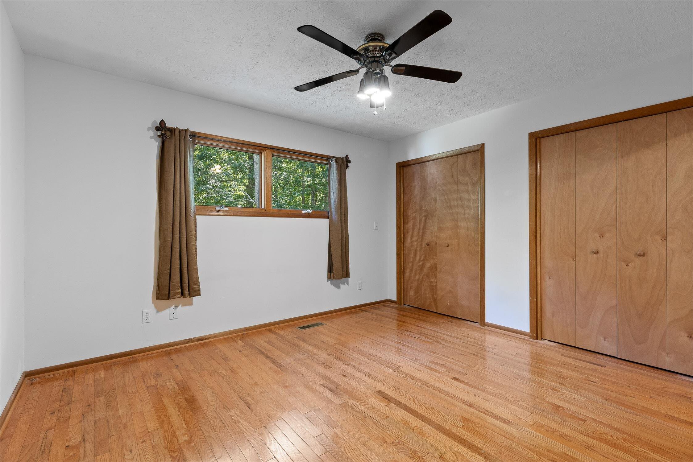 Chattanooga, Tennessee 37405, United States, 4 Bedrooms Bedrooms, ,3 BathroomsBathrooms,Residential,Active,200505