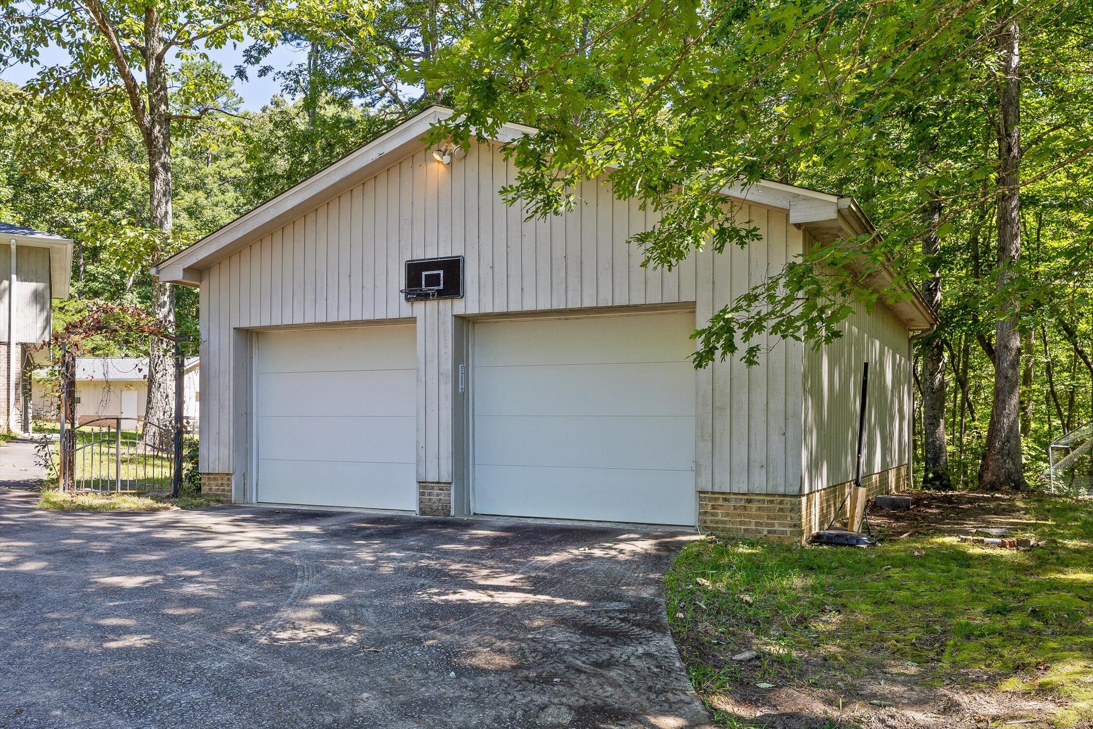 Chattanooga, Tennessee 37405, United States, 4 Bedrooms Bedrooms, ,3 BathroomsBathrooms,Residential,Active,200505